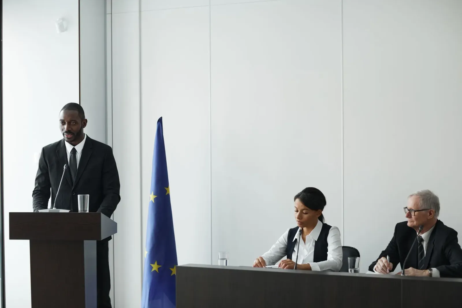 Imajen ida ne'ebé hatudu líder sira iha reuniaun diplomátika, hanesan sinal ba mudansa global.