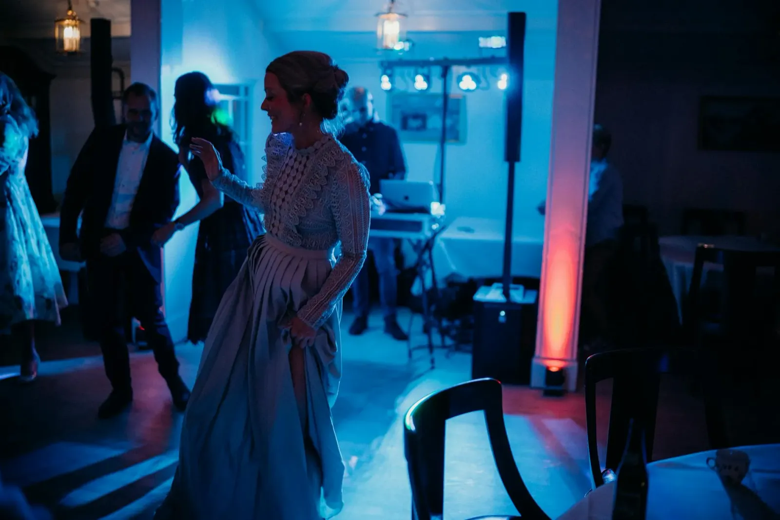 Prinsesa Beatrice dansa iha meja iha festa aniversáriu iha Italia, ho sorrisu no kabelu livre, iha ambiente festa luksu