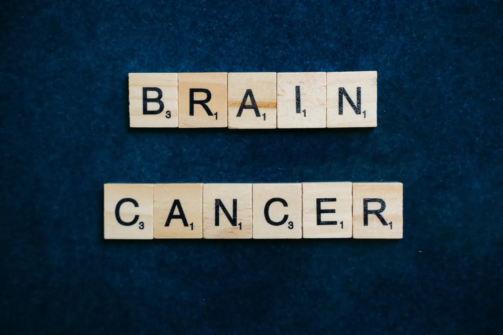 Imajen konseitual kona-ba medikamentu kanser no dementia iha futuru, ho sélula utak no molécula sira ne'ebé reprezenta peskiz