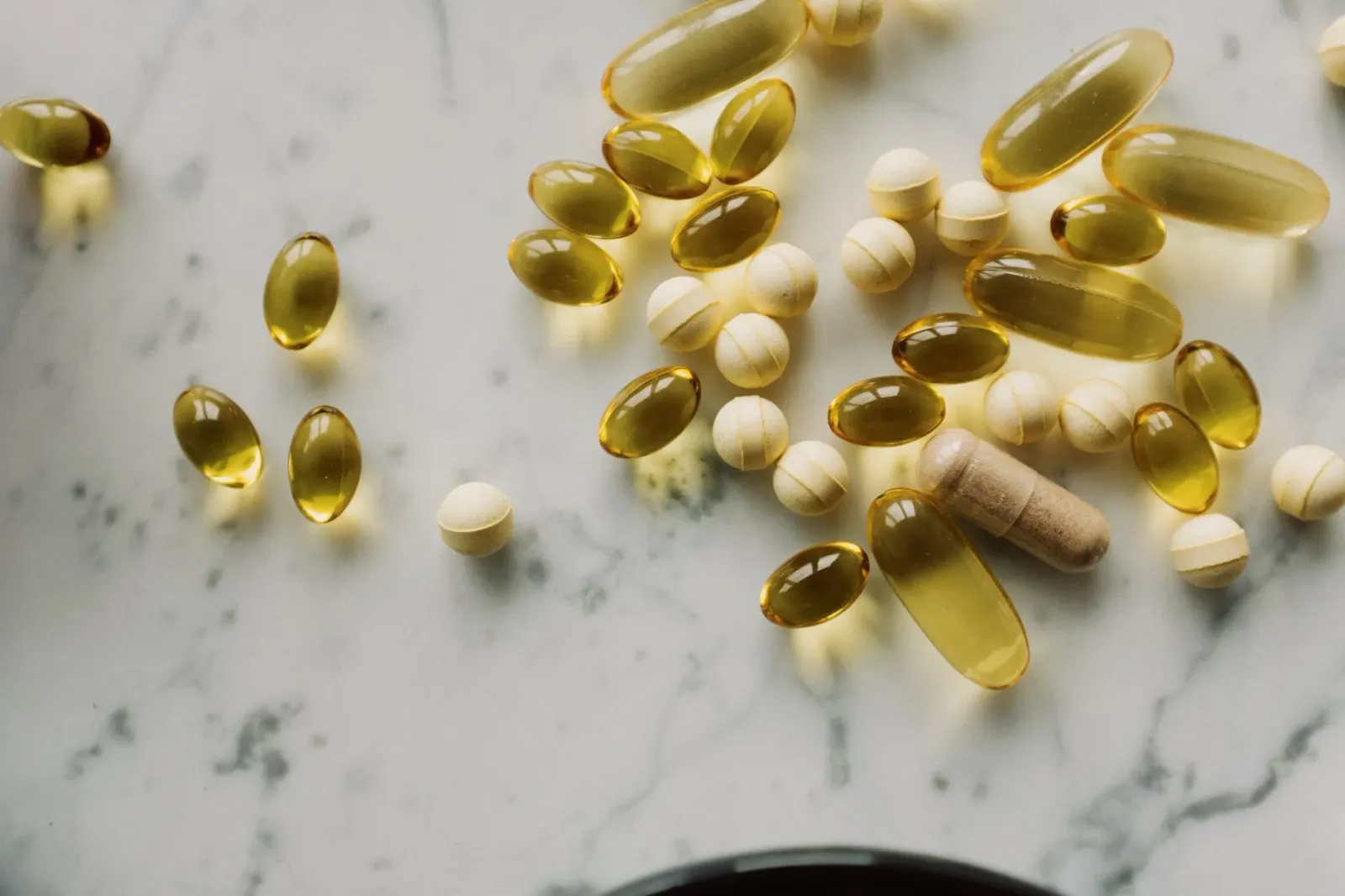 Imajen ida hatudu ema ida ho isin aat no sintoma defisiénsia Vitamina D, hanesan moras tulang, kansar, no letargia, iha ambie