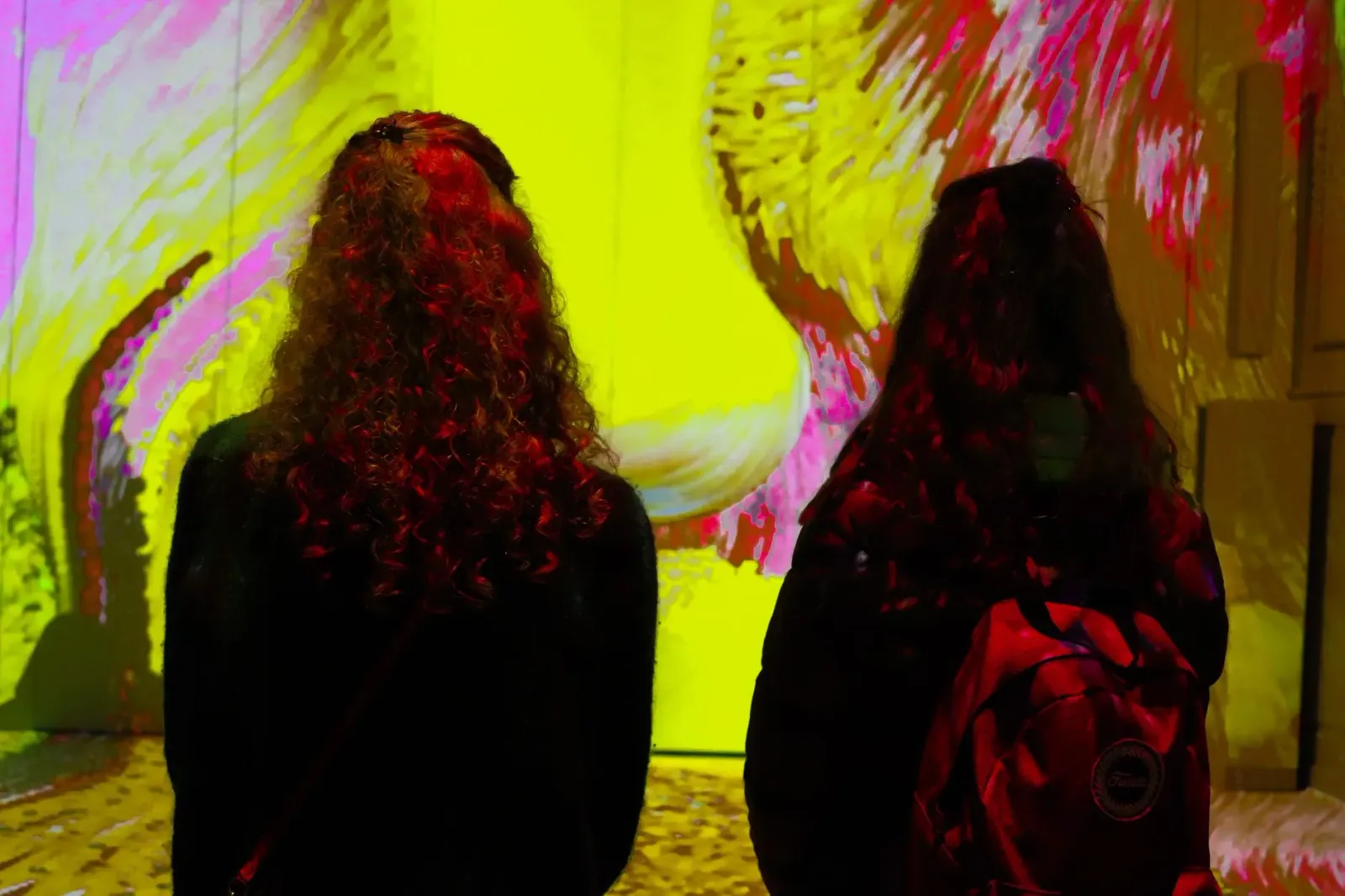 Instalasaun imersivu husi teamLab ho luz no som ne'ebé muda kontinua, ho visitante sira iha espasu ne'ebé reflete ita nia kon