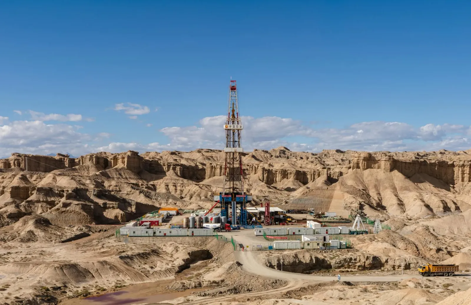 Imajen husi mina prata Bunker Hill iha Idaho, ho ekipamentu explorasaun drill, hanesan sinal ba dezenvolvimentu mineral foun.