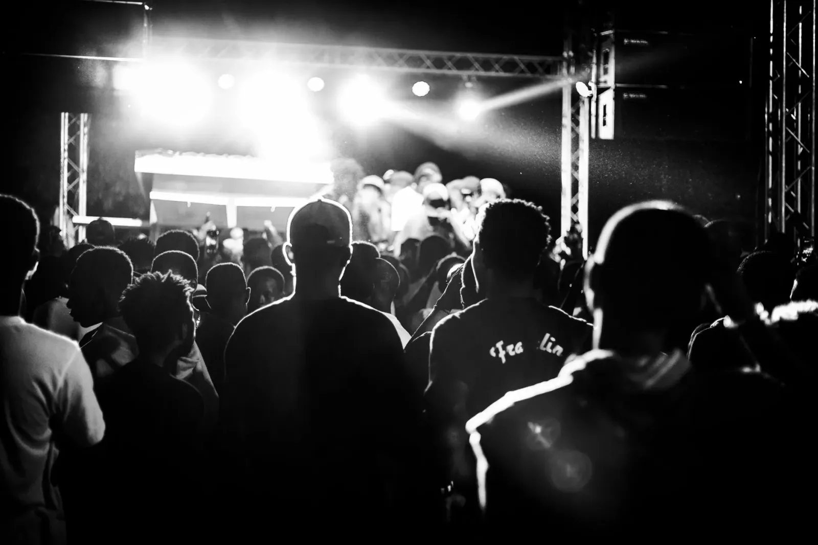 Eventu UFC iha White House ho palco no ema barak tuur hela, hatudu fiesta ne'ebé iha ligasaun ho lobbying no polítika