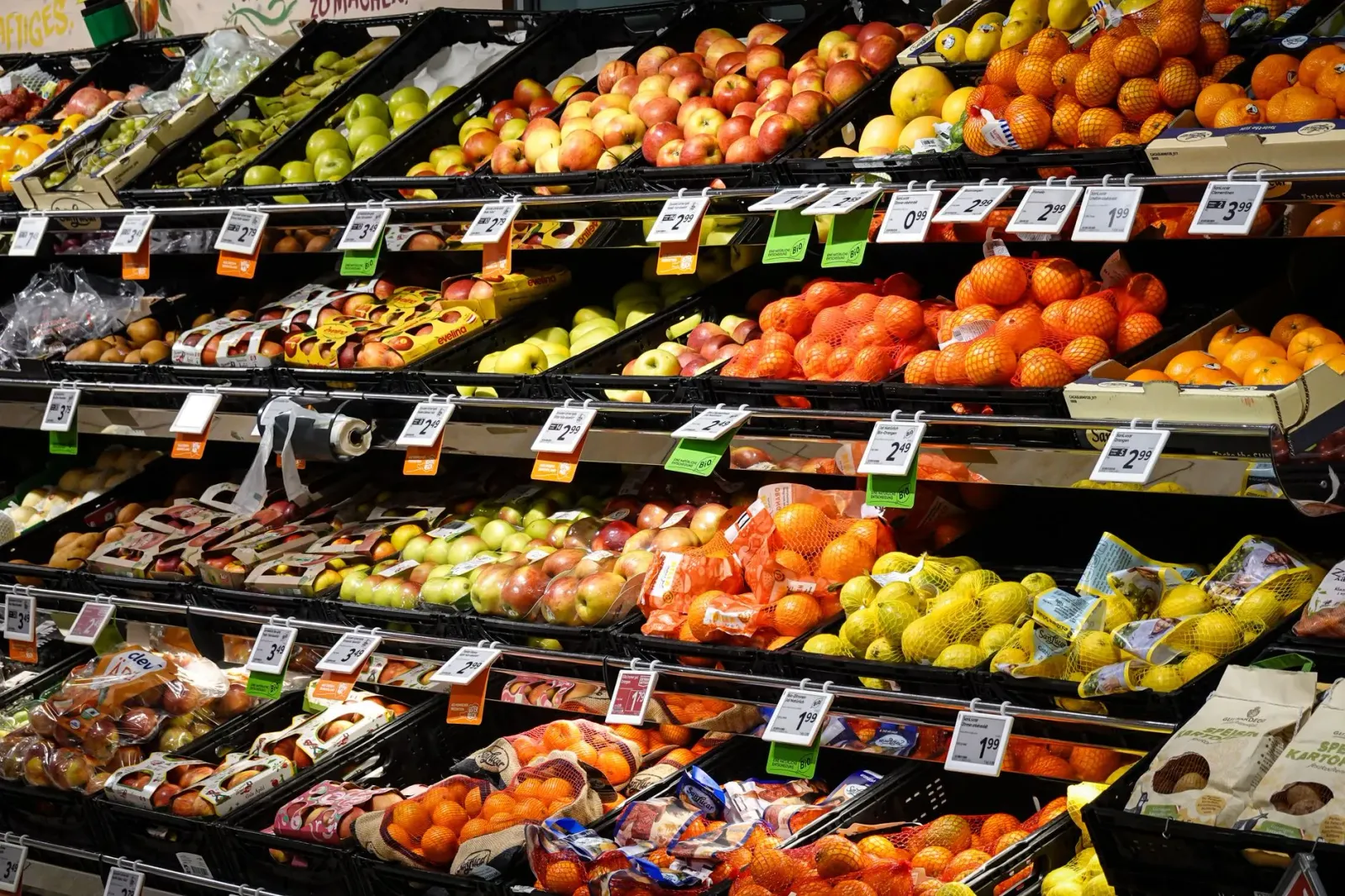 Imajen ida ne'e hatudu uma-kain ho avó-feto no labarik sira hamutuk iha supermerkadu, sosa modo no ai-fuan variedade. Sira ha