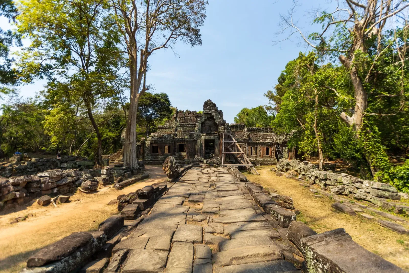 Imajen kolaj ida hatudu foto Sushant Singh Rajput, bombeiru salva senhora katuas, no arkeólogu restaura templo Phnom Bakheng 