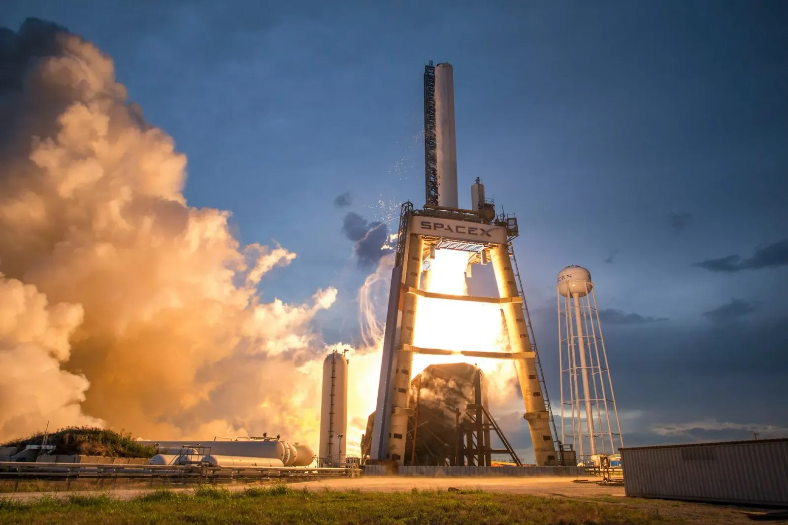 Ilustrasaun kona-ba foguete SpaceX ne'ebé lansa ba espasu, ho gráfiku merkadu finanseiru no símbolu inflasaun iha kotuk, hatu