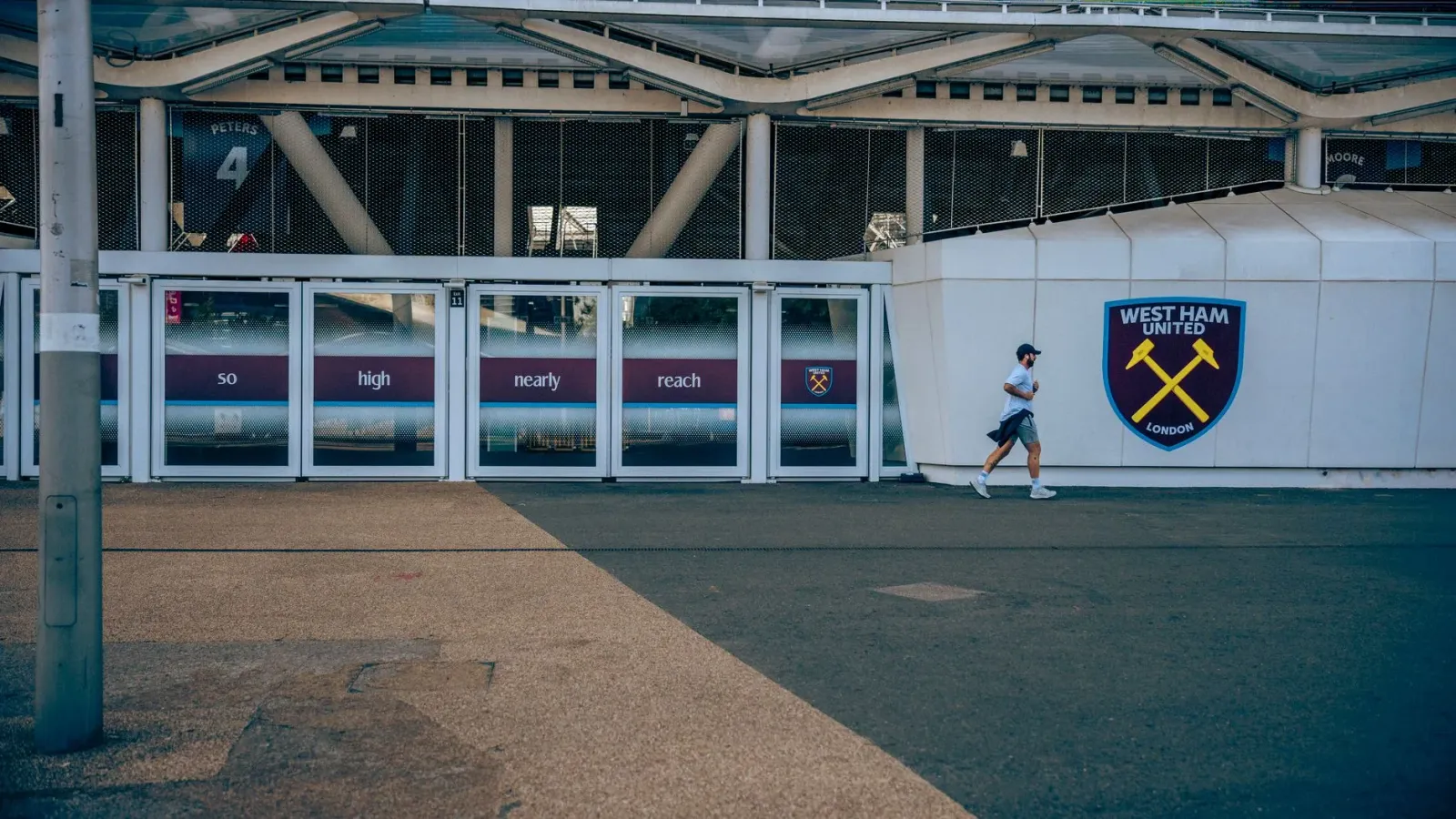 Karren Brady, vice-chair West Ham, iha eventu negósiu ho roupa formal, hanesan reprezentante fiar no lideransa, maibe agora i
