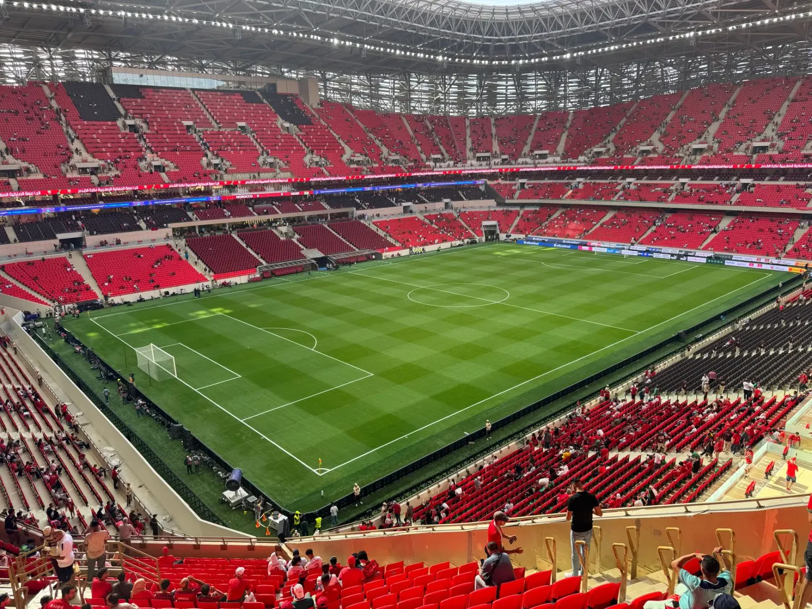 Imajen husi Estádio SoFi iha Los Angeles ho torcedor barak no jogadór USMNT nian iha kampu, hanesan símbolu ba rekordu TV 15.