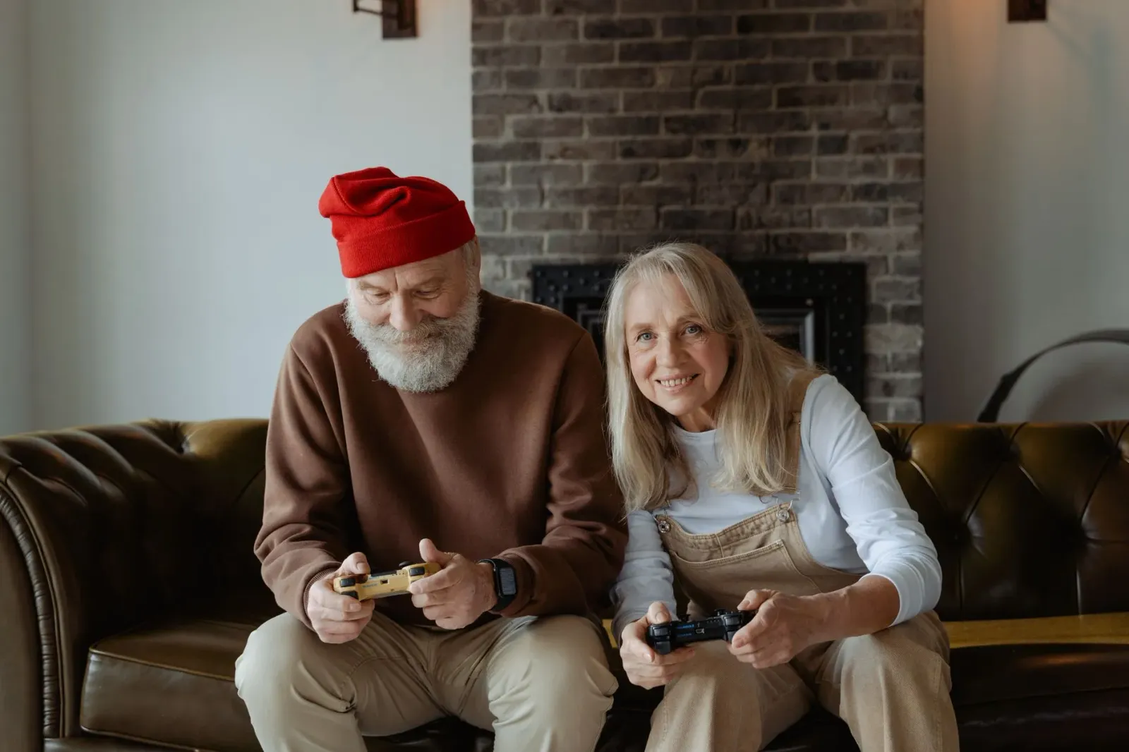 Ema tuan hirak jogu Wii Sports bowling iha uma retiru, sira hamriik ho kontrolador no sorrisu, sala ne'ebé luminosu ho televi