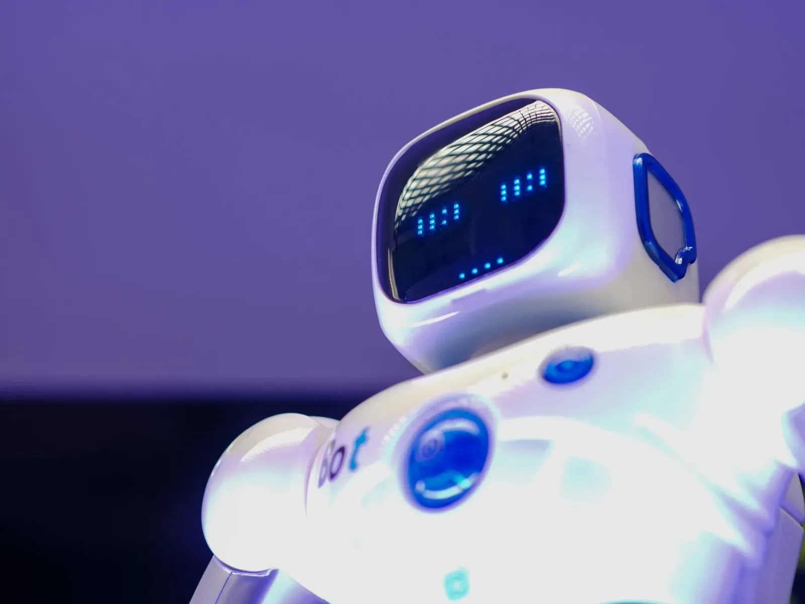 Imajen detalhada hanesan komputadór no robótiku iha mundu futuristiku, ne'ebé mostra teknolojia AI muda tiha moris ha'u no it