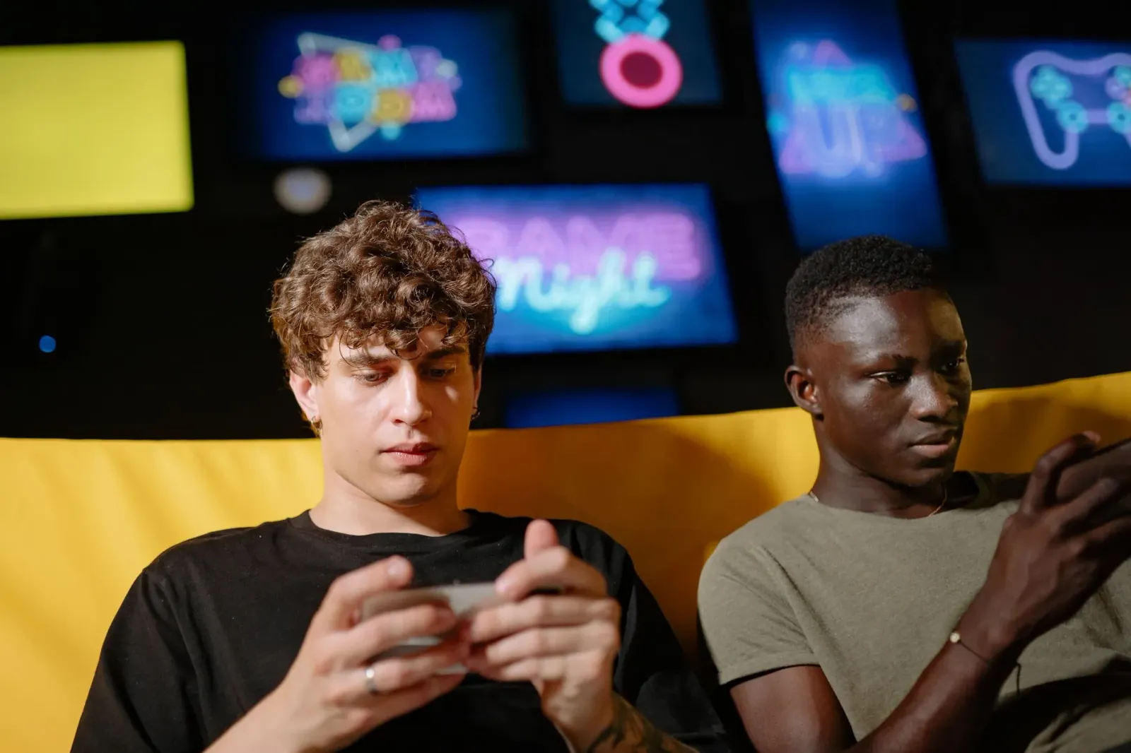 Ema ida kaer smartphone no resolve puzzle NYT Connections Sports Edition, ho ekrã hatudu kategoria desportu nian, iha meja ho