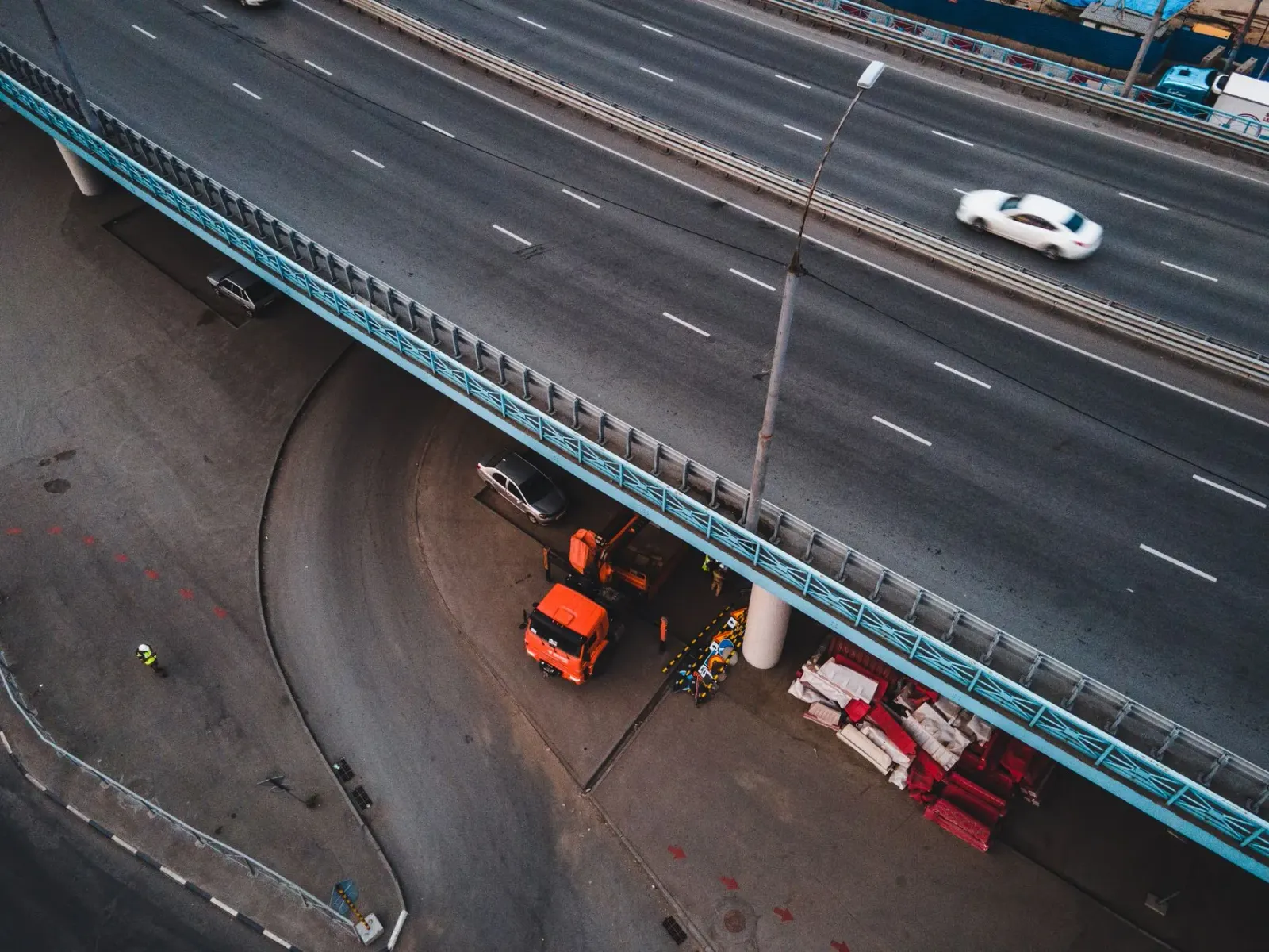 Vista aérea husi lokal konstruksaun estrada Bengaluru Chennai Expressway, ho mákinas no traballador sira servisu, iha ambient