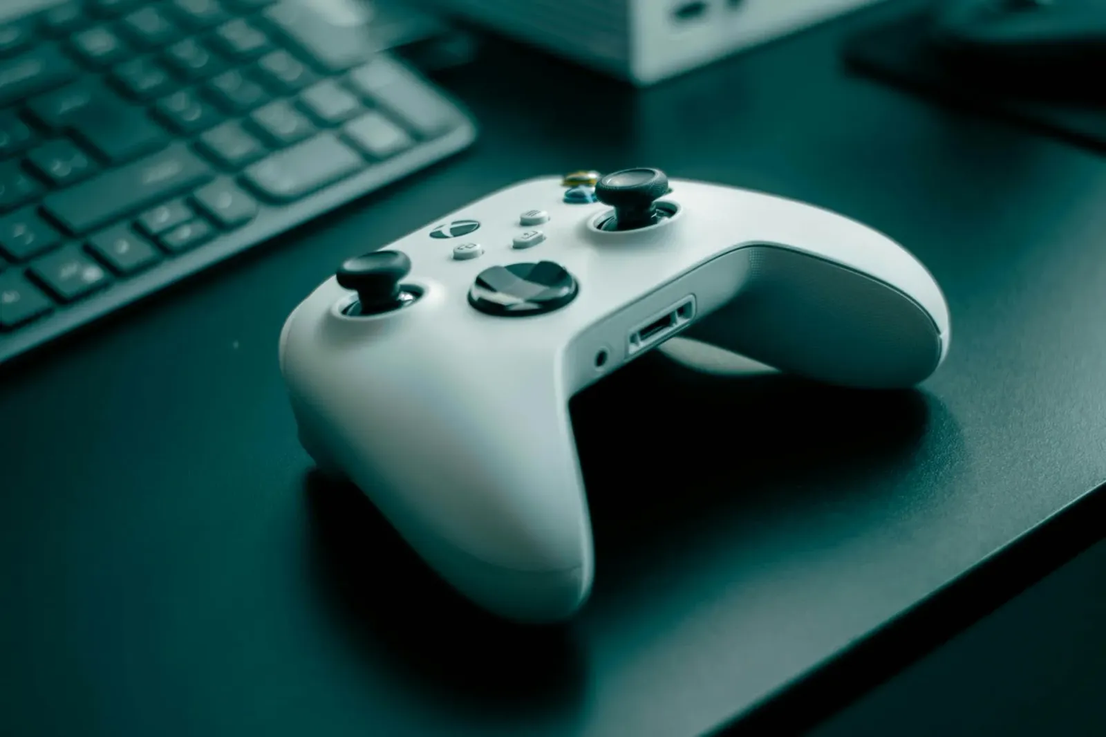 Imajen ne'ebé mostra laptop ho joga video game, no kompania boot sira iha mundu jogu, hanesan balatro no fandon.