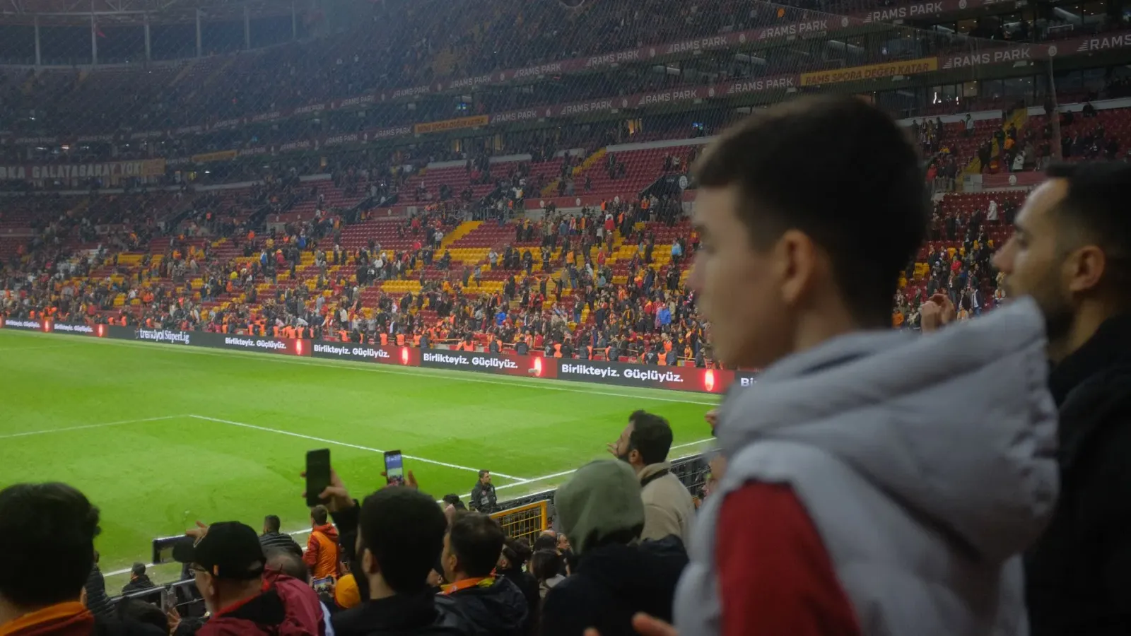 Foto crowd iha stadium futbol no arena UFC iha White House, hanesan ne'e mak mudansa 2026