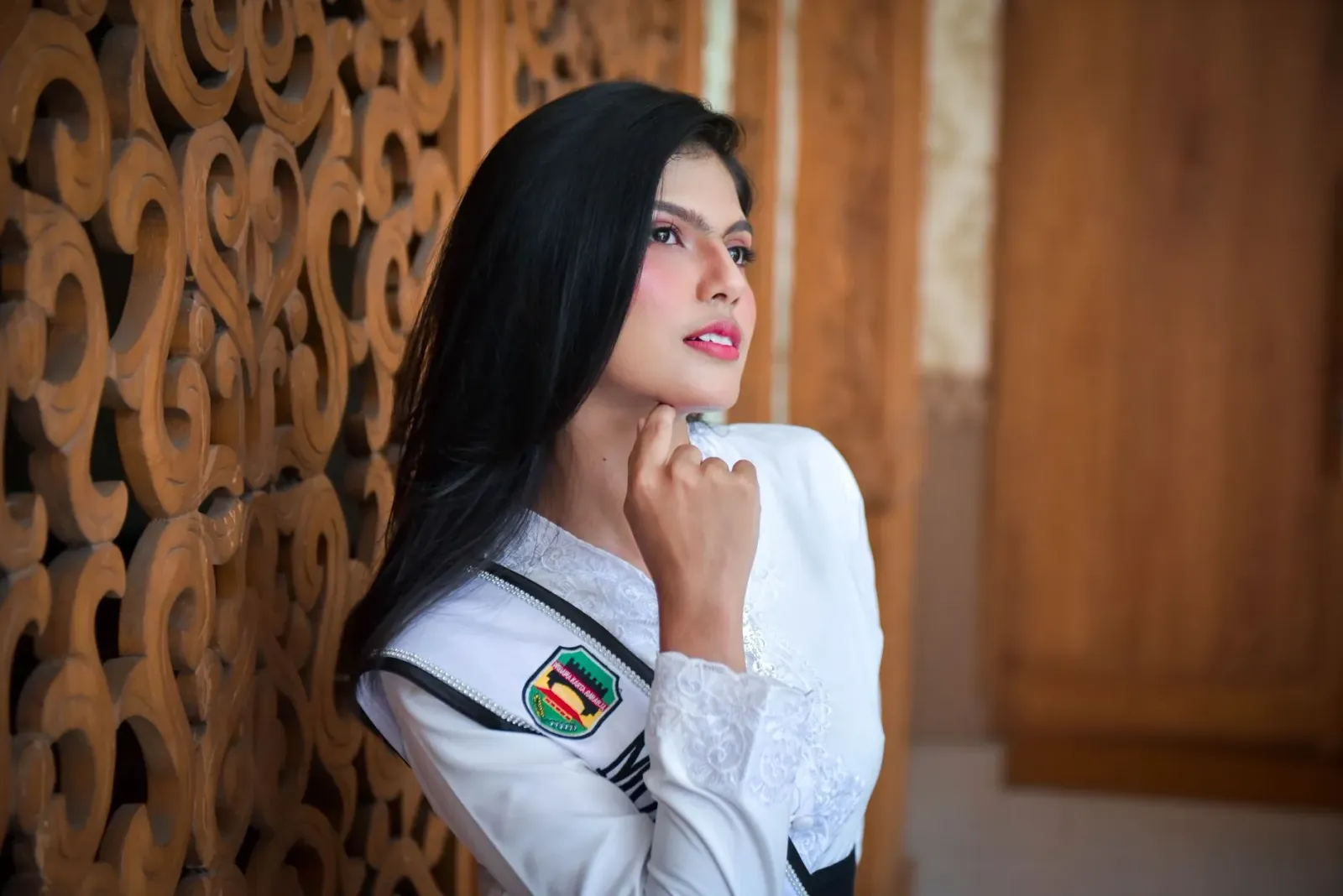 Selebriti Timor oan sira iha eventu entretenimentu, ho sorrisu no roupa elegante, iha fundu neon sira nia