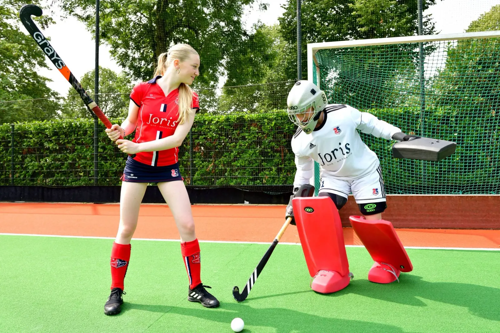 Imajen hatudu partida hóquei entre Índia no Olanda iha FIH Men's Pro League 2025–26 leg Rotterdam, ho jogador sira luta ba bo
