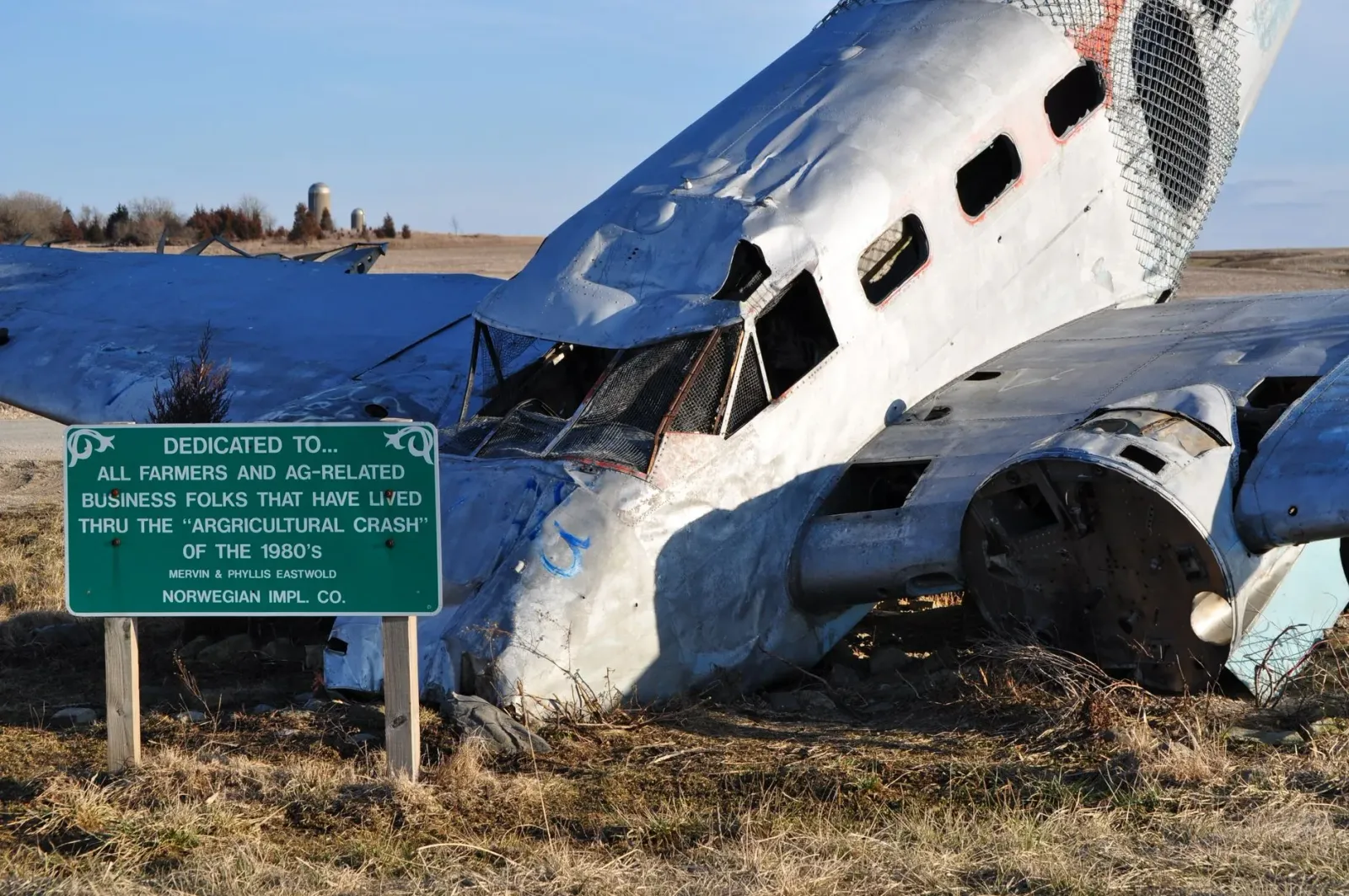 Imajen hatudu asukar boot no avion sunu iha kampu besik Butler Memorial Airport Missouri, ho fumos todan sai ba lalehan