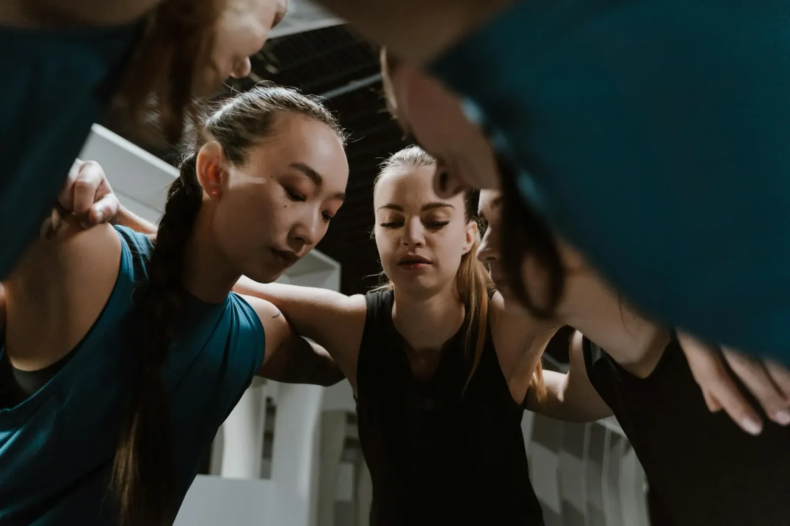 Atleta sira treinu hamutuk ho disiplina no determinasaun, hatudu kolaborasaun no foku ba objetivu.