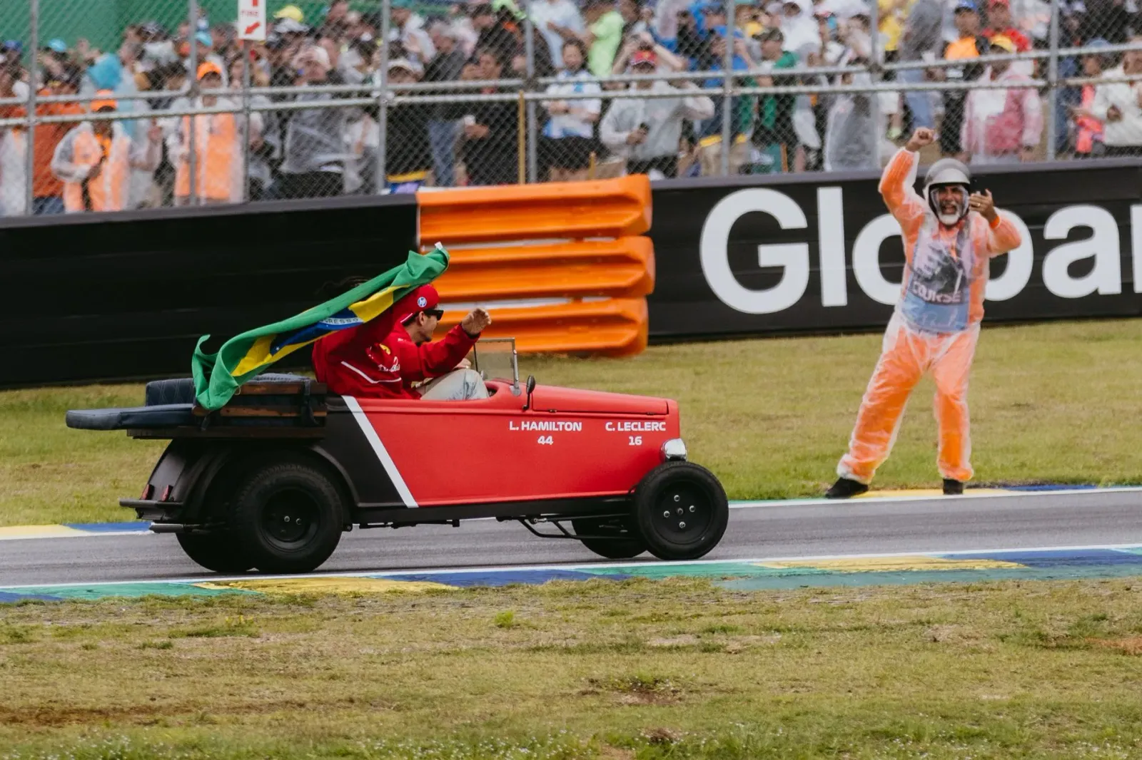 Lewis Hamilton iha Ferrari hatudu vitoria iha Fórmula 1, hanesan imajen ne'ebé hatudu oinsá atleta boot muda tiha futuru desp