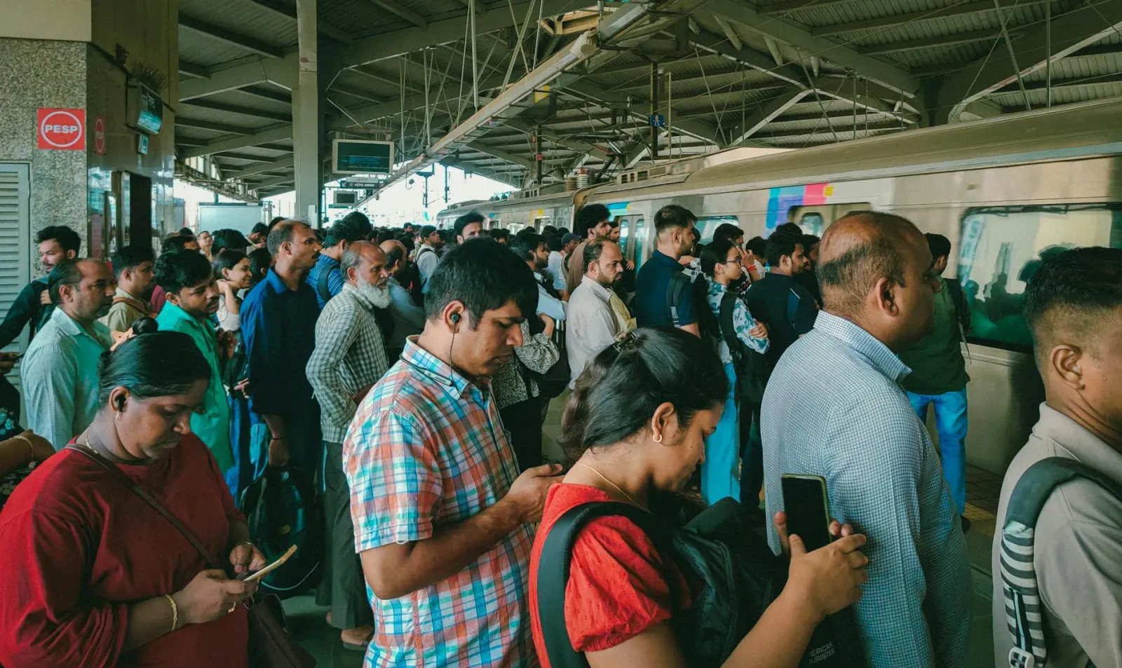 Ema barak iha estasaun trem iha Mumbai ho karun la'o hela tanba rail fracture ne'ebé halo servisu trem para tiha