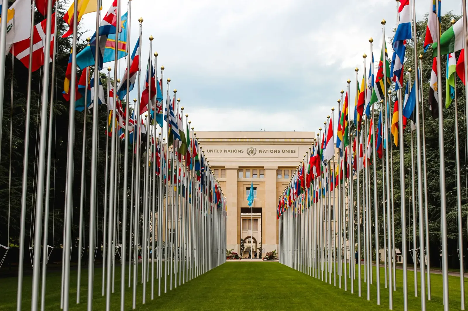 Foto hatudu lideransa sira husi India no França iha enkontru diplomátiku kona-ba kooperasaun nukleár no komérsiu