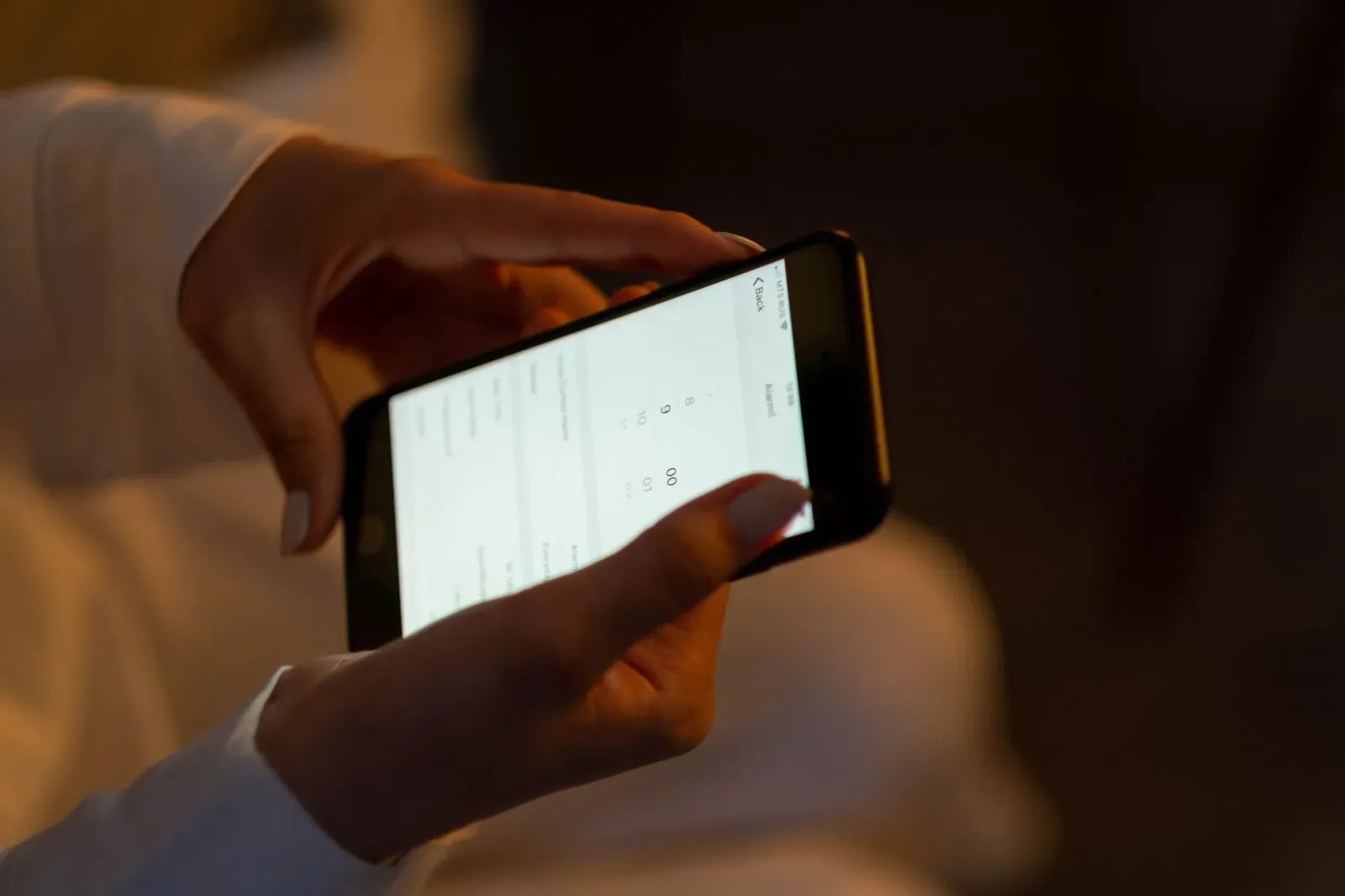 Ema ida uza smartphone hodi halo apuesta ba eventu desportu, hanesan futebol no UFC, iha ambiente ne'ebé konsentradu