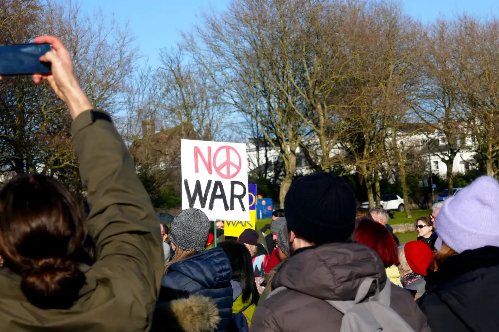 Ema barak iha dalan Dublin ho cartaz no protestu durante livestream YouTube ne'ebé involve YouTuber Vlad Ncl no polémika kona