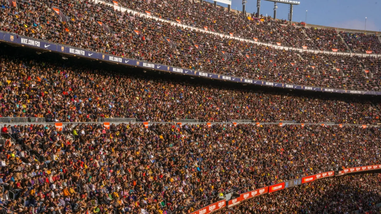 Imajen ida ne'ebé hatudu arena desportu ho ema barak iha kadera, ho letreiru luz ne'ebé hatudu 'FUTURO' iha língua Tetun, han