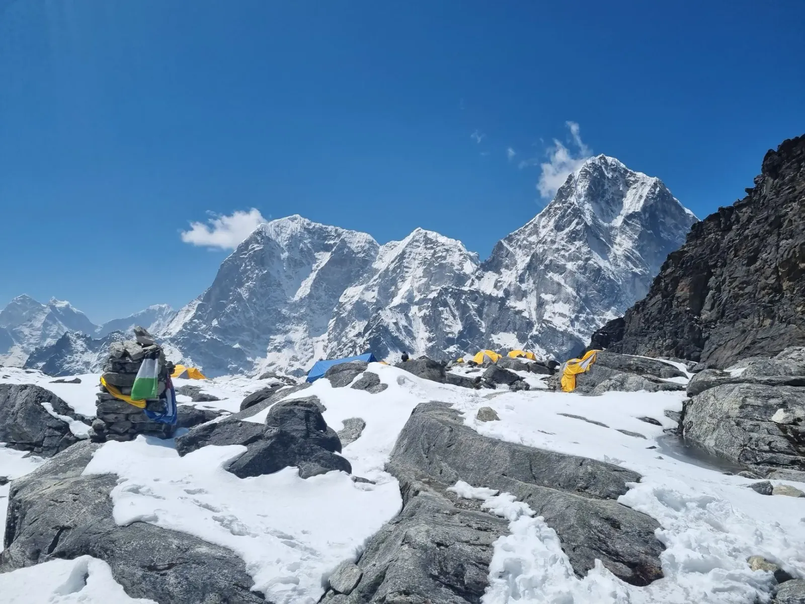 Trekkers sira iha dalan ba Everest Base Camp, ho nuvens no montanhas ne'ebé kobre tiha hela iha kampu ne'ebé boot, hanesan ex