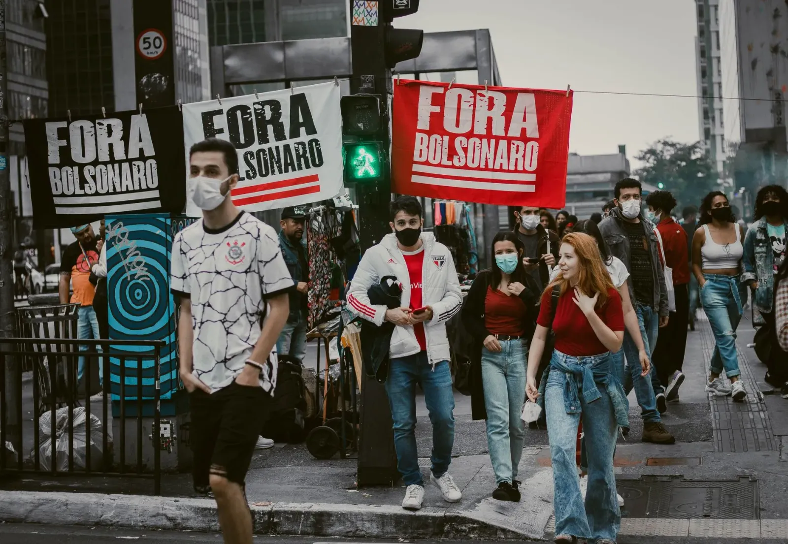Imajen ilustrativu kona-ba impaktu eventu globál hanesan futebol, ekonomia no polítika ba ema nia moris loron-loron, ho símbo