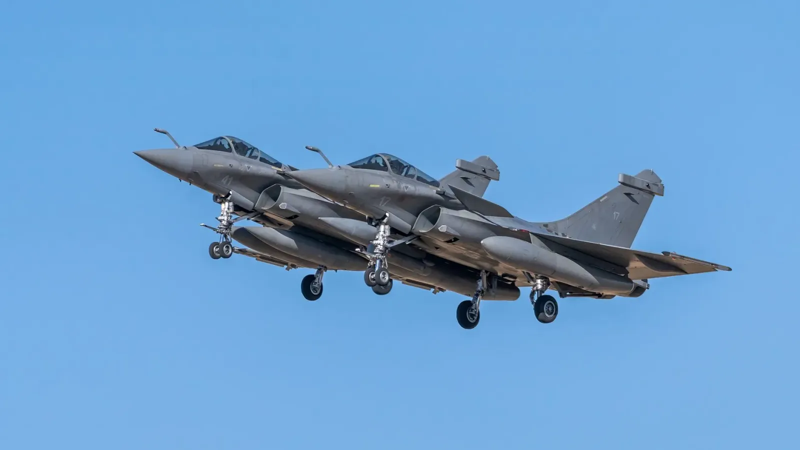 Aviaun Rafale hela iha pista airbase, ho bandeira Índia no Fransa iha kotuk, simboliza negosiasaun no fabrikasaun lokál