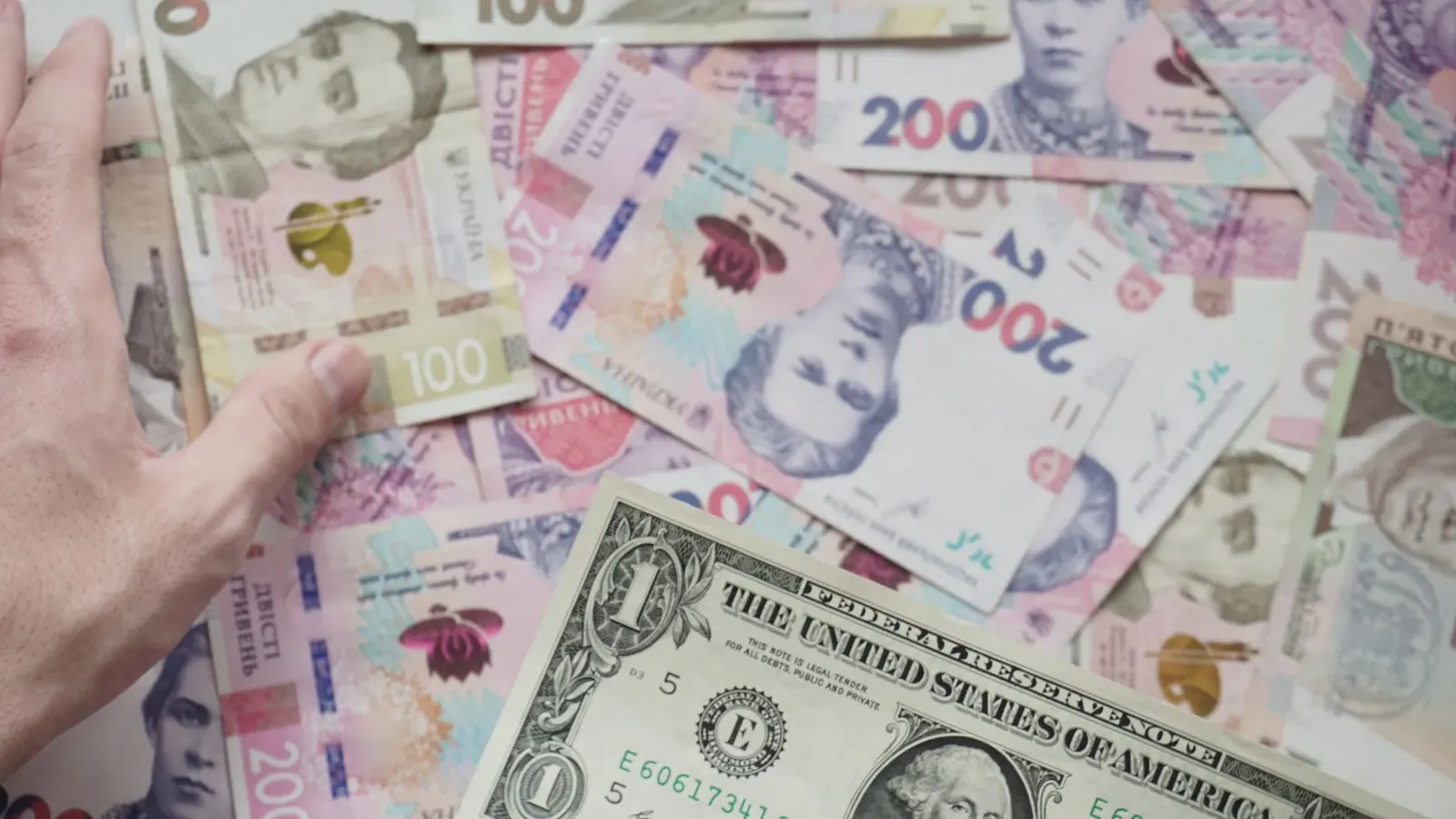 Gráfiku hatudu monu dólar no prezu minarák iha loron akordo paz entre Estados Unidos no Irán, ho bandeira rua no seta ba krai