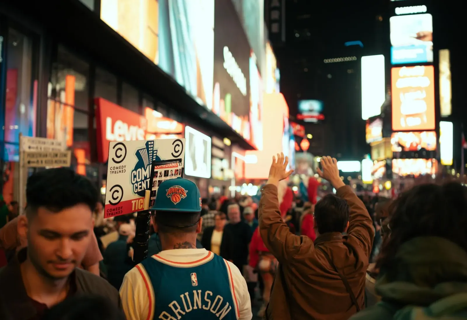Fã sira husi New York Knicks selebra vitoria kampionatu iha dalan, ho bandeira no sorrisu, iha Nova Iorke