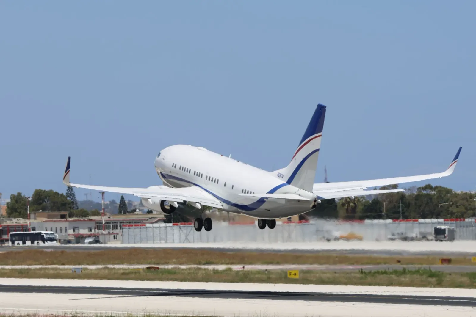 Aviaun IndiGo lansa hela iha aeroportu, hanesan simbolu ba viajen aérea foun ne'ebé muda tiha oinsá ema viajen iha rejiaun UP