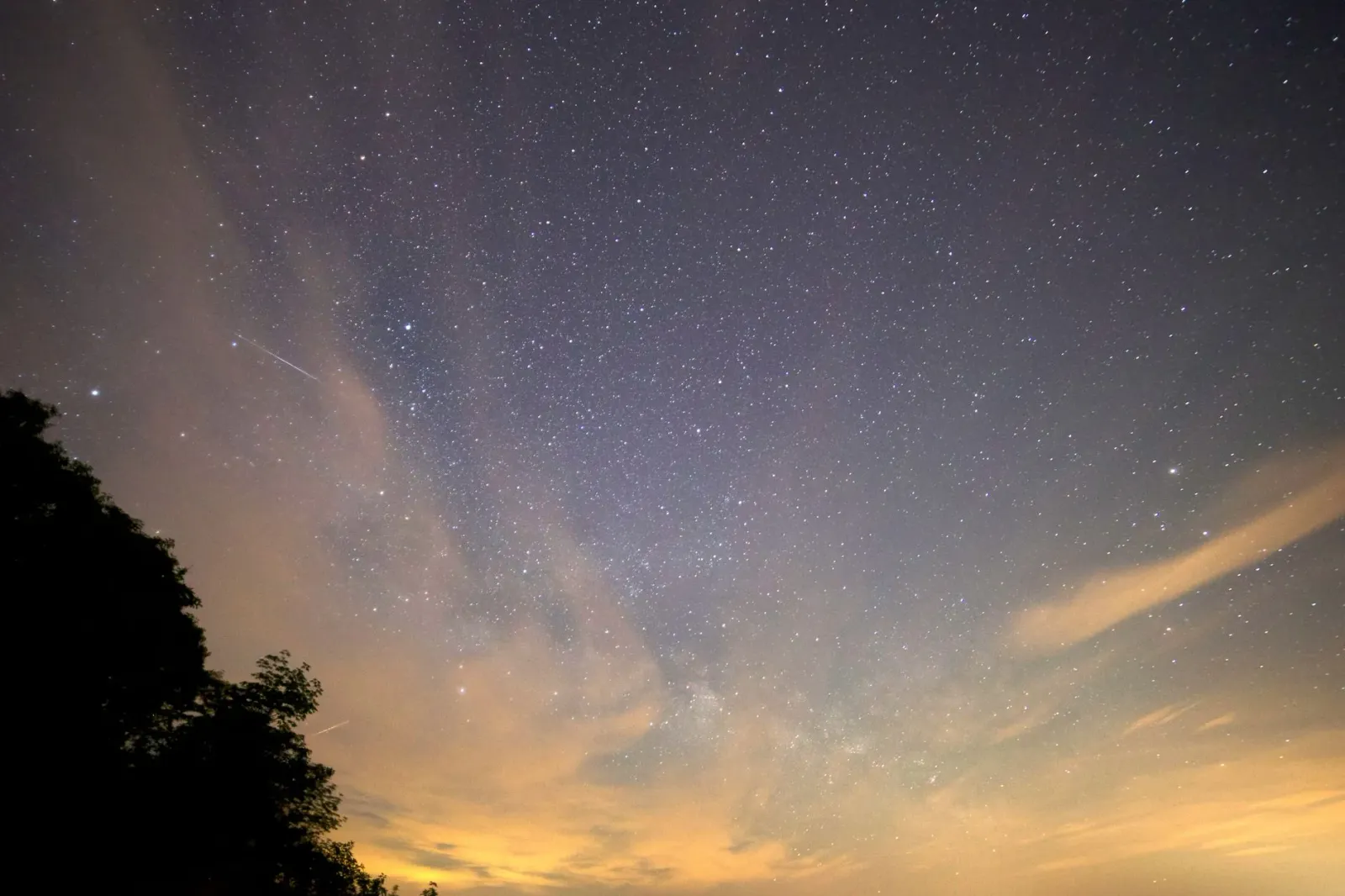 Imajen satélite ne'ebé hatudu meteoru explode iha tasi Boston ho claridade boot no rastru fogo