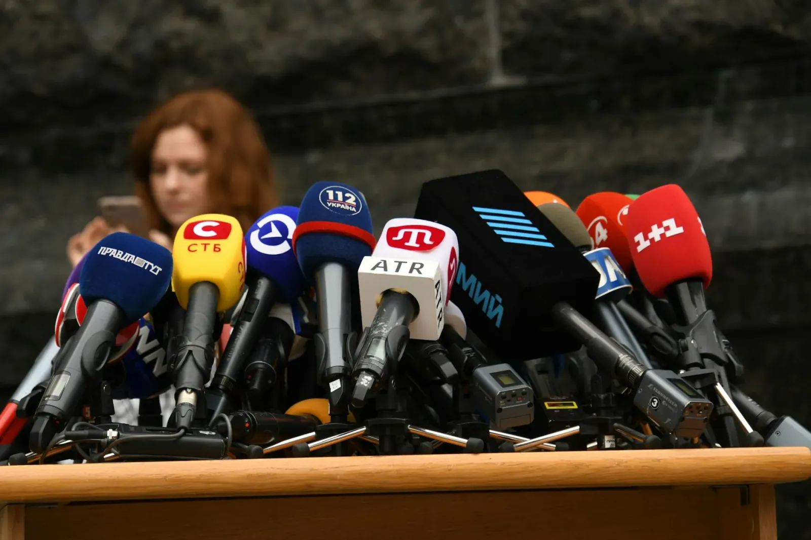 Imajen hatudu jornalista sira no politiku sira iha konferensia imprensa, ho nia testu subar katak 'media bias'. Konseitu kona