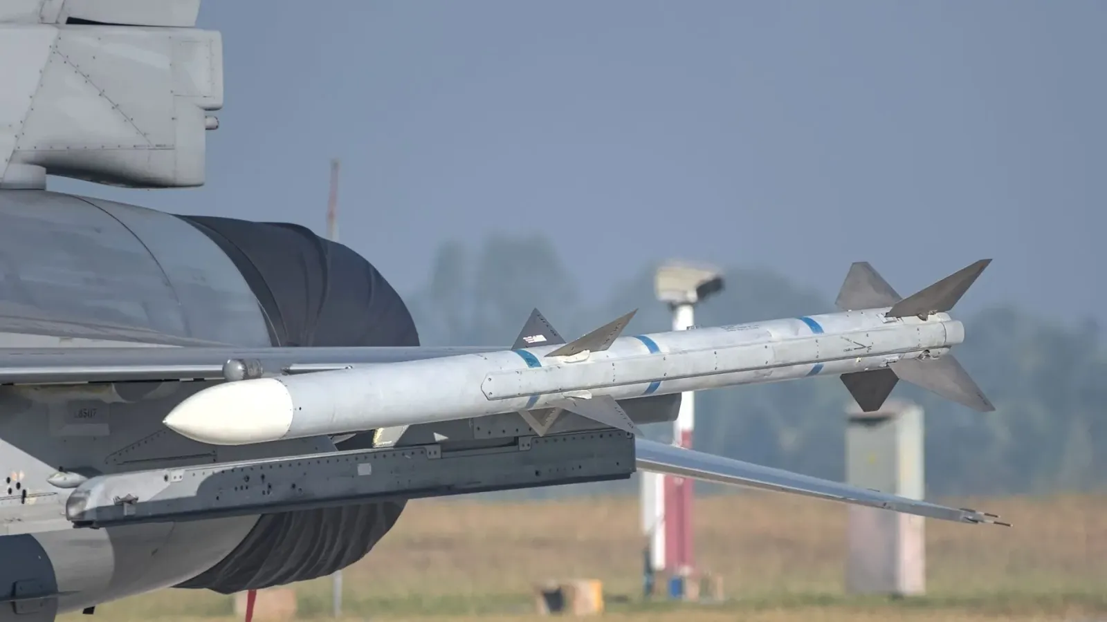 Imajen husi teste Long Range Land Attack Cruise Missile ne'ebé DRDO halo, hatudu míssil ne'ebé lansa hela ho fumasaun no luz,