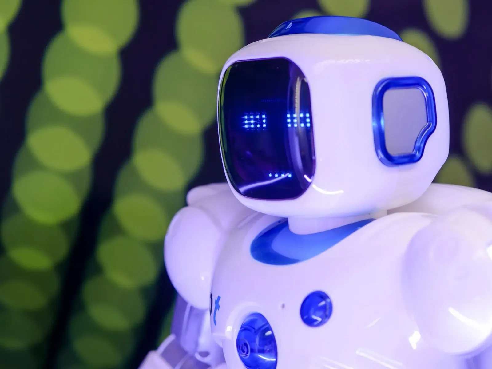 Imajen robot humanoid ne'ebé uza iha ambiente escritóriu, reprezentando inovasaun teknolojia no automatizasaun. Robot ne'e ih