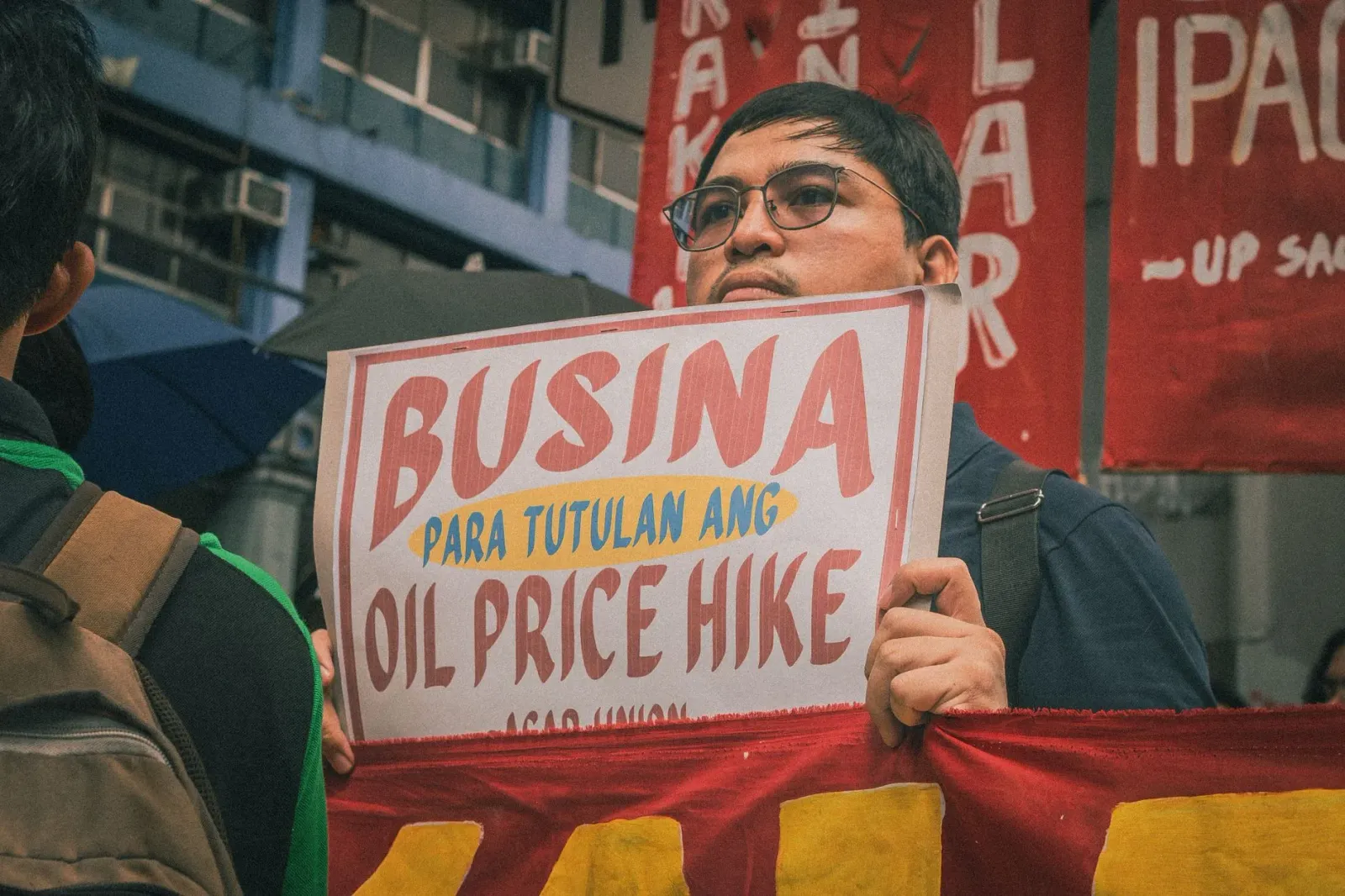 Ilustrasaun kona-ba akordu paz entre EUA no Irán ho gráfiku presu mina no bandeira Índia iha fundu, hodi hatudu impaktu ba in