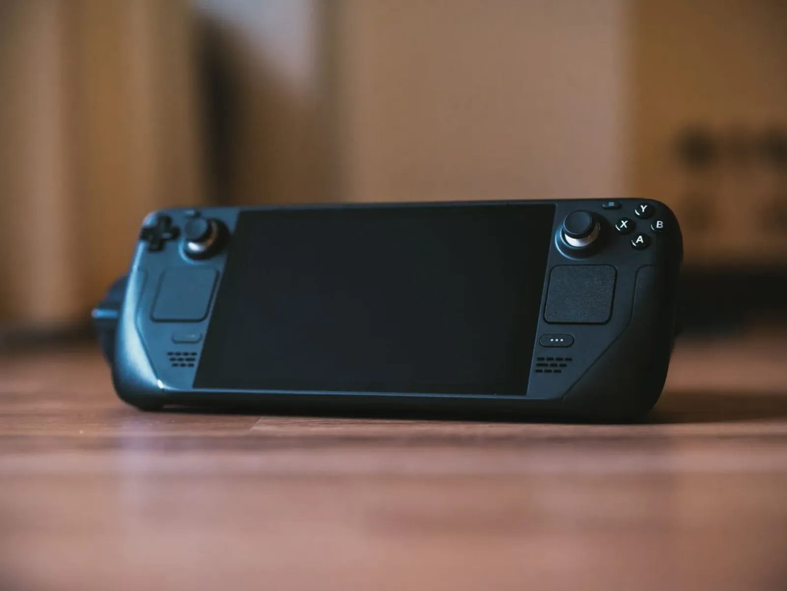 Imajen hatudu adaptador Bluetooth Twelve South AirFly Pro 2 iha meja, ho earbuds wireless no aviaun iha fundu, simboliza entr