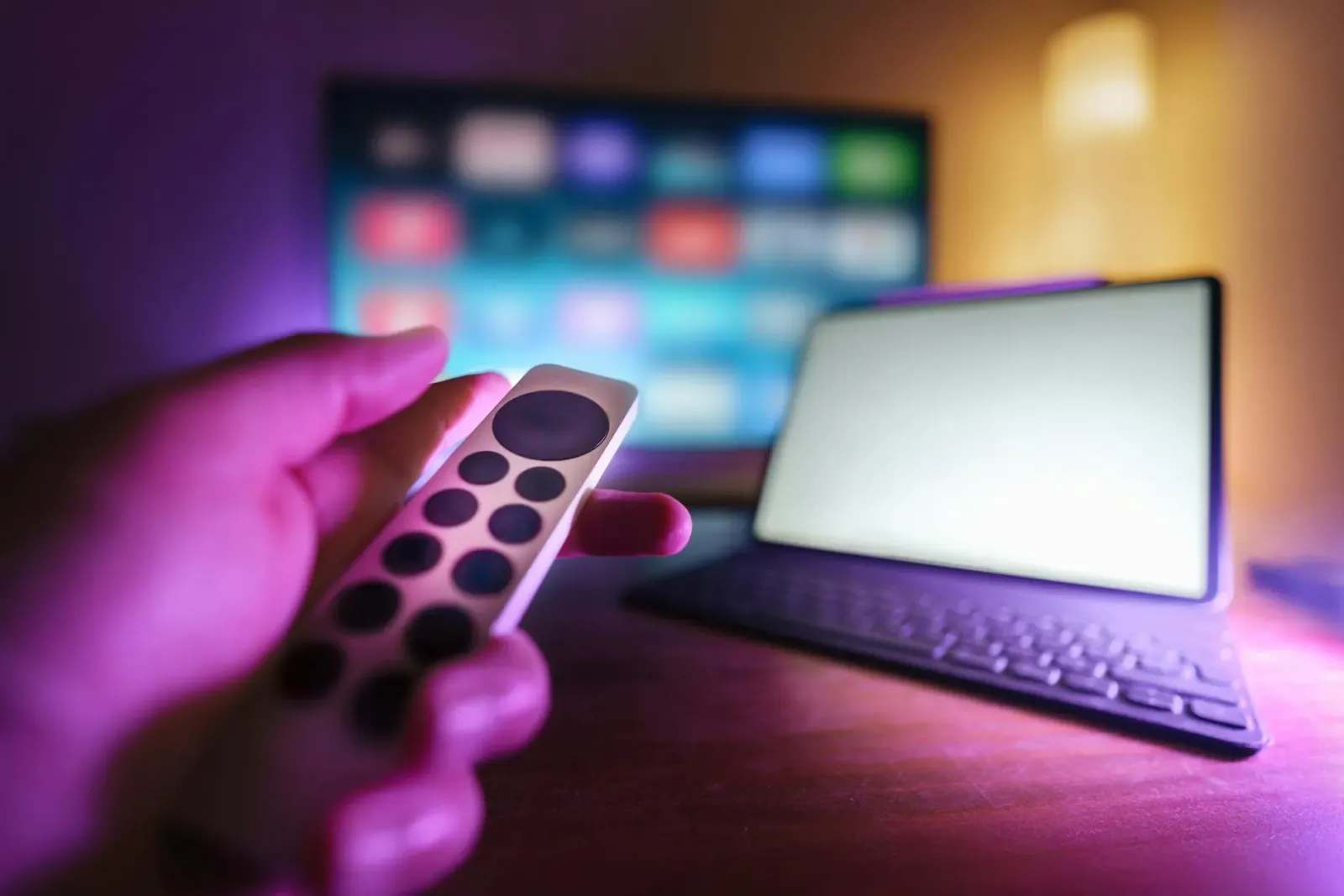 Imajen kombinasaun: remote Apple TV, HomePod mini, seriál Euphoria, no edifísiu FDA iha Washington D.C.