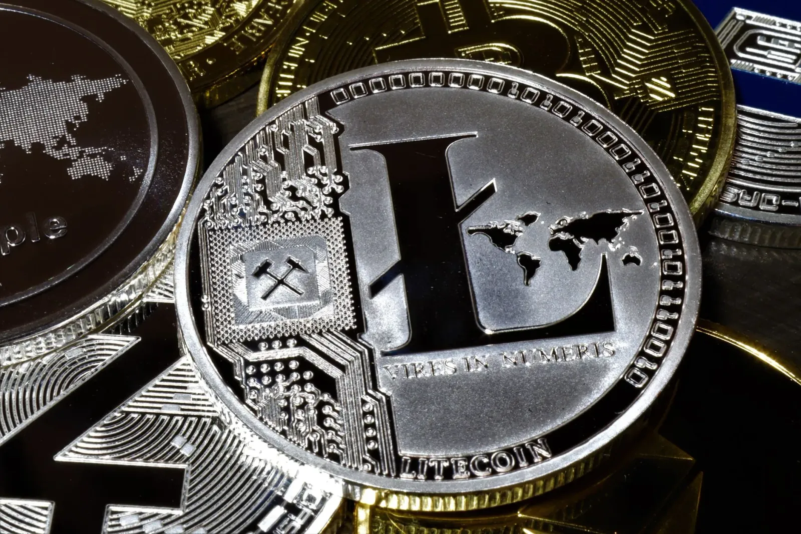 Atleta Oliver Dodds treinu ho barra peso aat iha Jérsei, iha fundu imajem mina lítio no komputadór ho símbolu bitcoin, hatudu