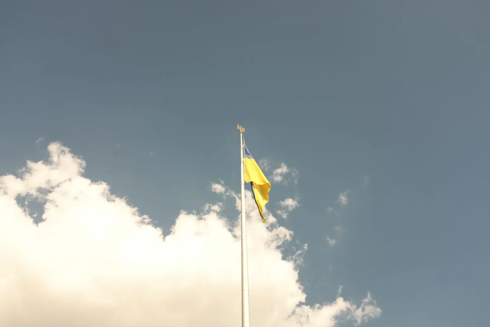 Imajen ida hatudu trigu iha rai, bola básket iha sorin, no bandeira Ukraínia iha kotuk, representasaun ba notísia tolu ne'ebé