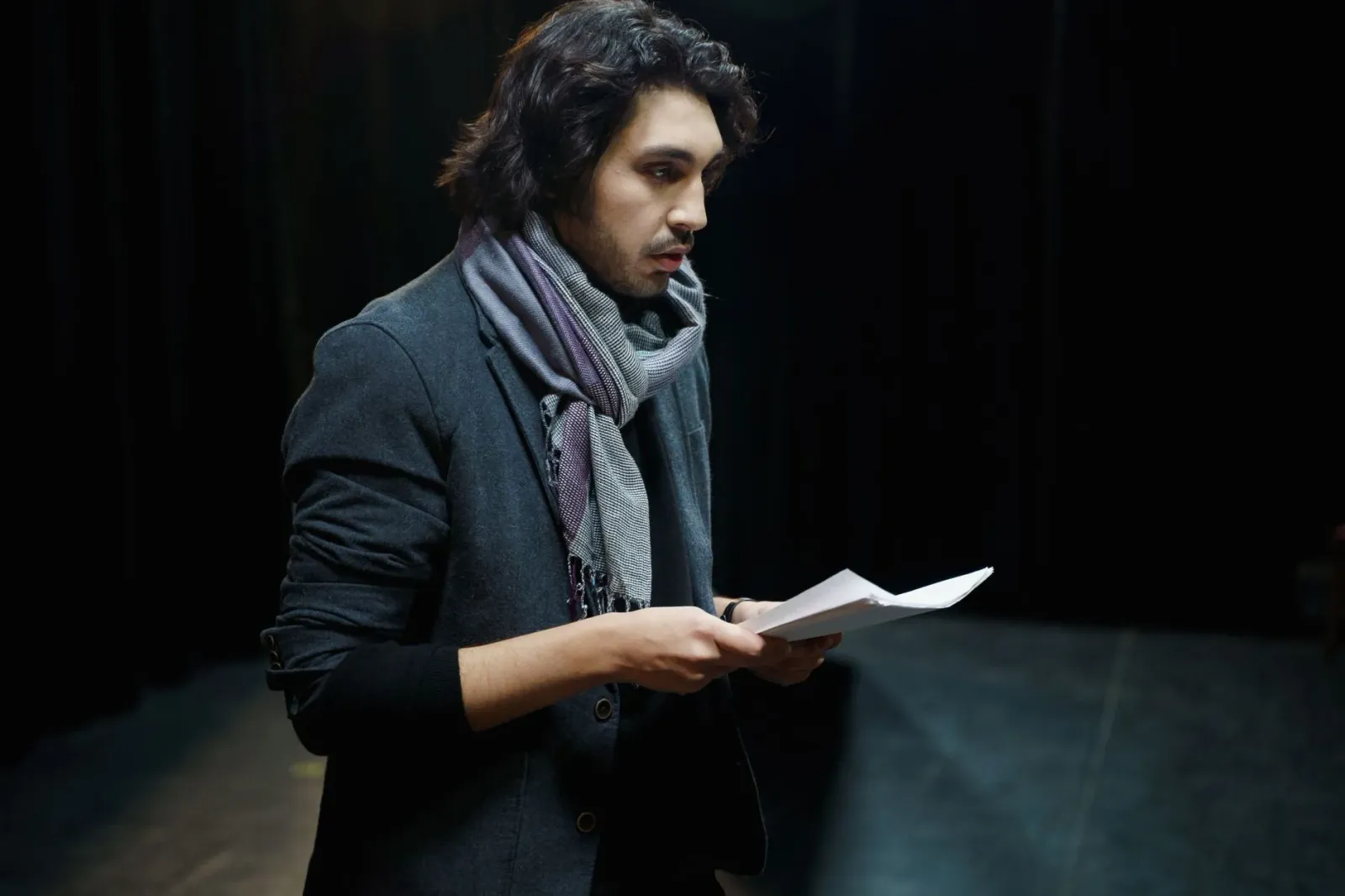Sorin laran hosi teatro ki'ik ida, ho luz ne'ebé mak sente kuidadu, ne'ebé hatudu palco mamuk no pasta hodi espresa kona-ba p