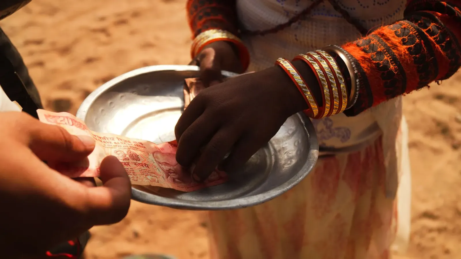 Imajen ida hatudu mapa mental ka diagrama ne'ebé liga mudansa politika iha India ho merkadu finanseiru no numerolojia, ho sim