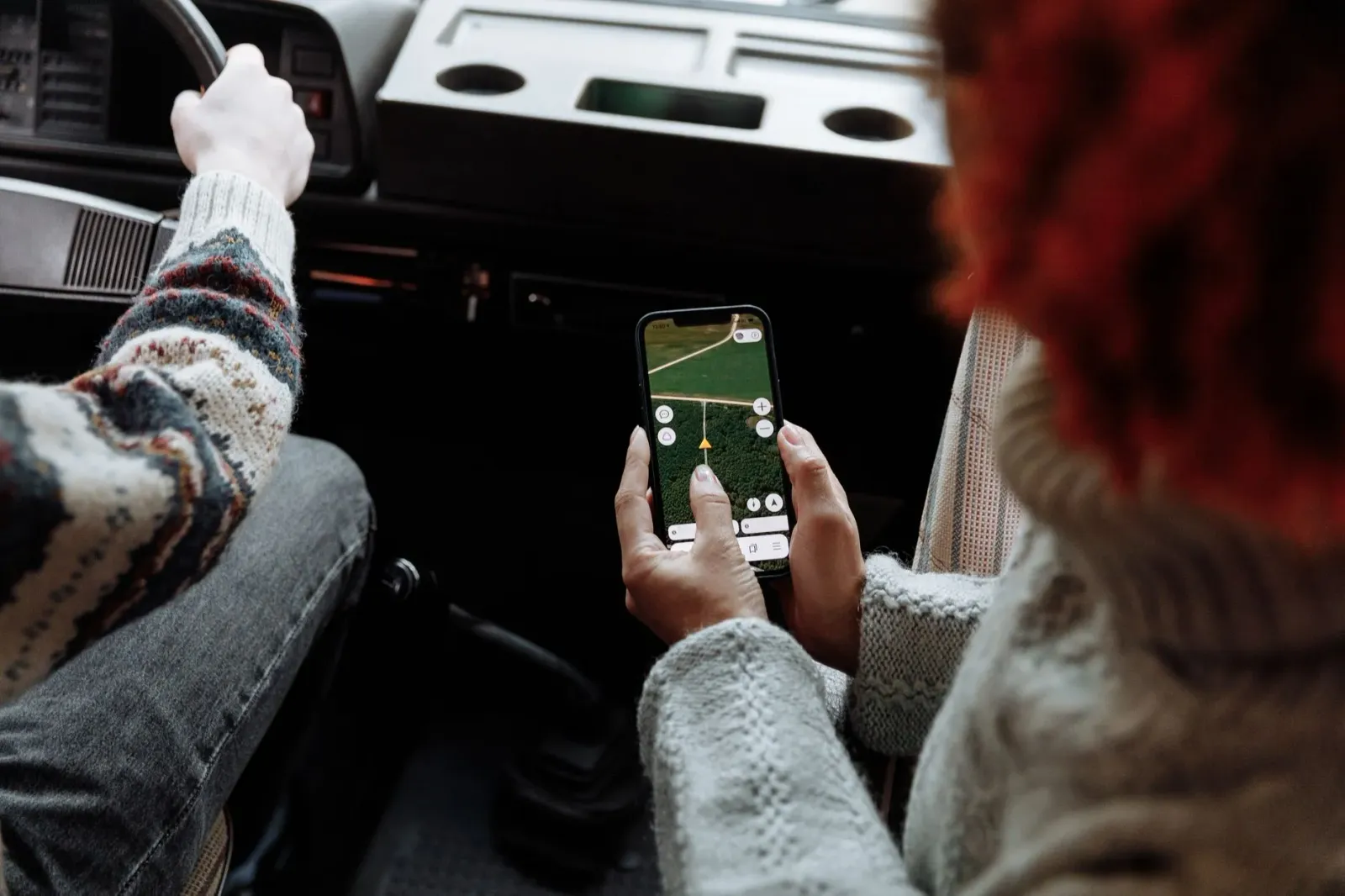 Bani-bee ida hakilar iha folin, ho rota GPS imajináriu iha kotuk, hatudu oinsá sira navega ho presizaun iha natureza