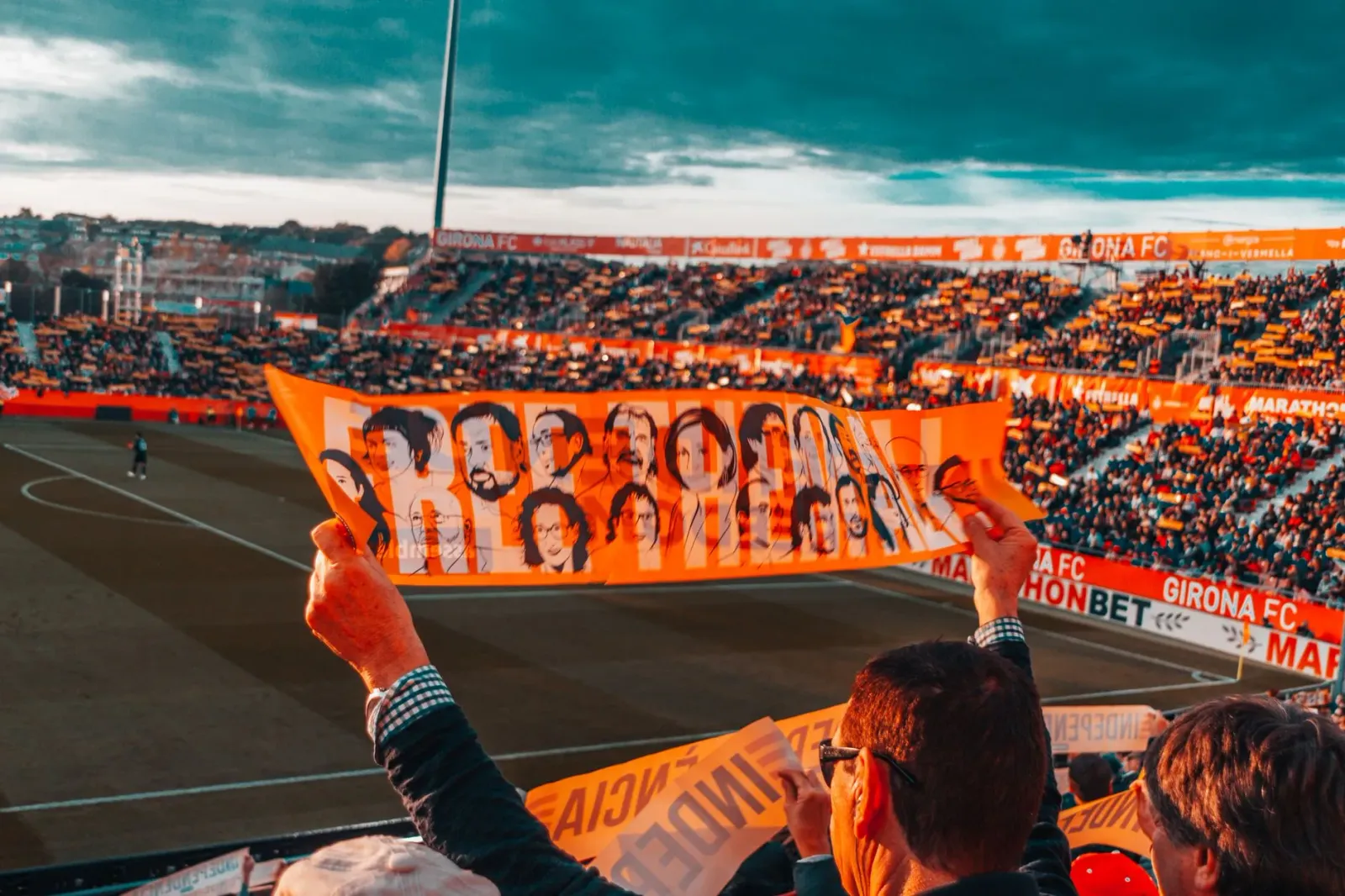 Ema barak iha estádio fuból lori tiha bandeira protestu, hatudu tensaun entre fã sira no politika iha mundiál 2026