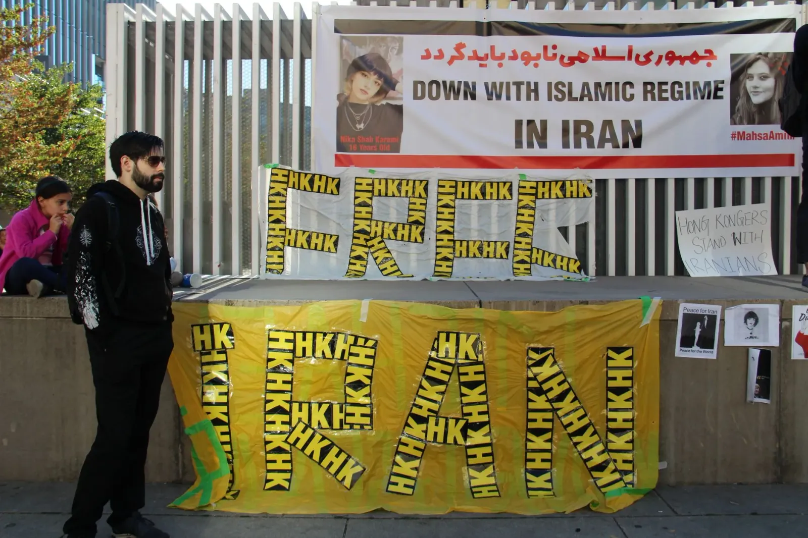Imajen ida hatudu estádiu fuból iha Los Angeles ho fã sira hamrik no protesta kontra governu Iran durante partida Mundial kon