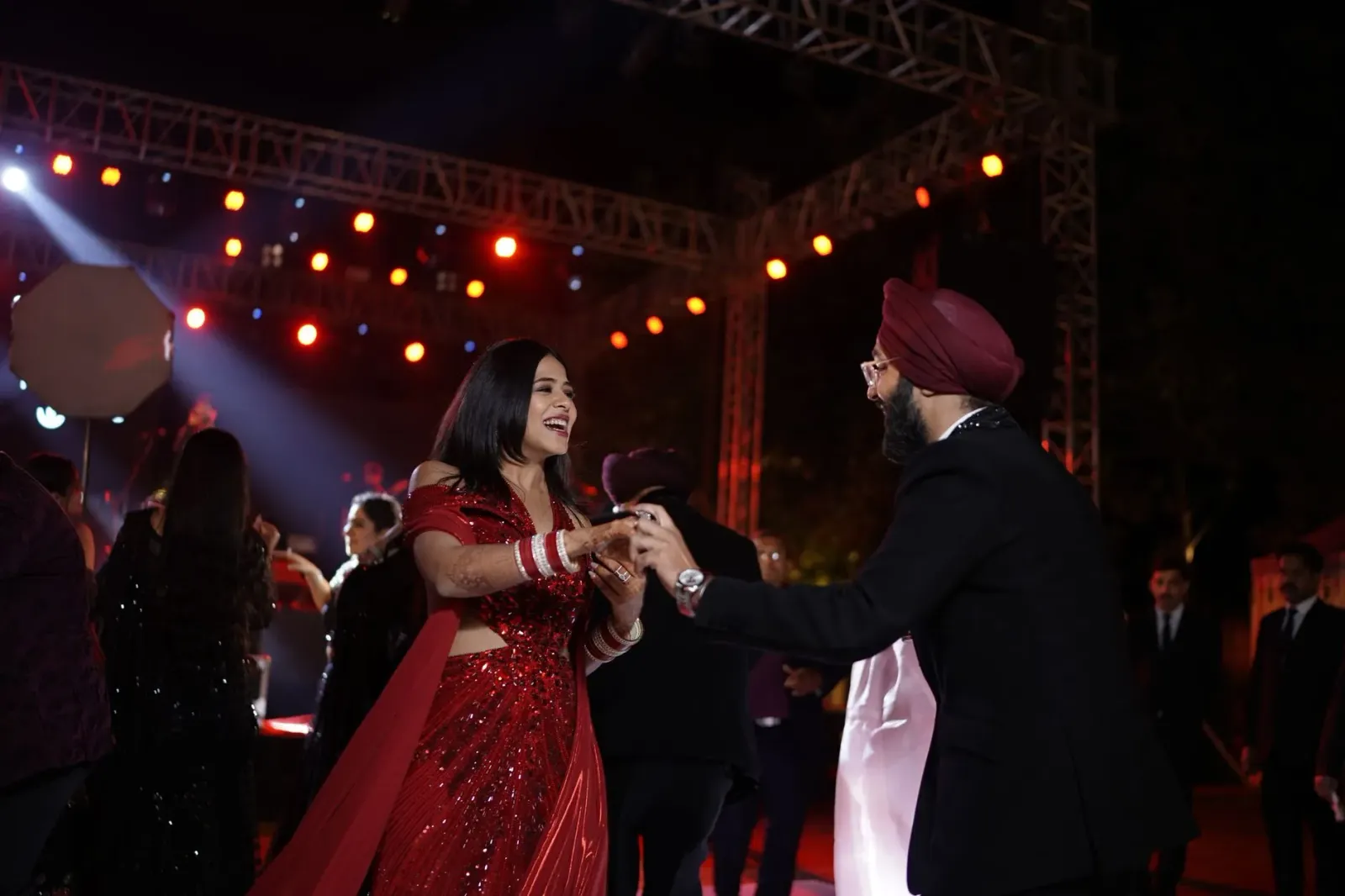 Grupo ator Bollywood iha red carpet, hakerek sosa liuhon, haree sira nia moris no kultura iha mundu entretenimentu