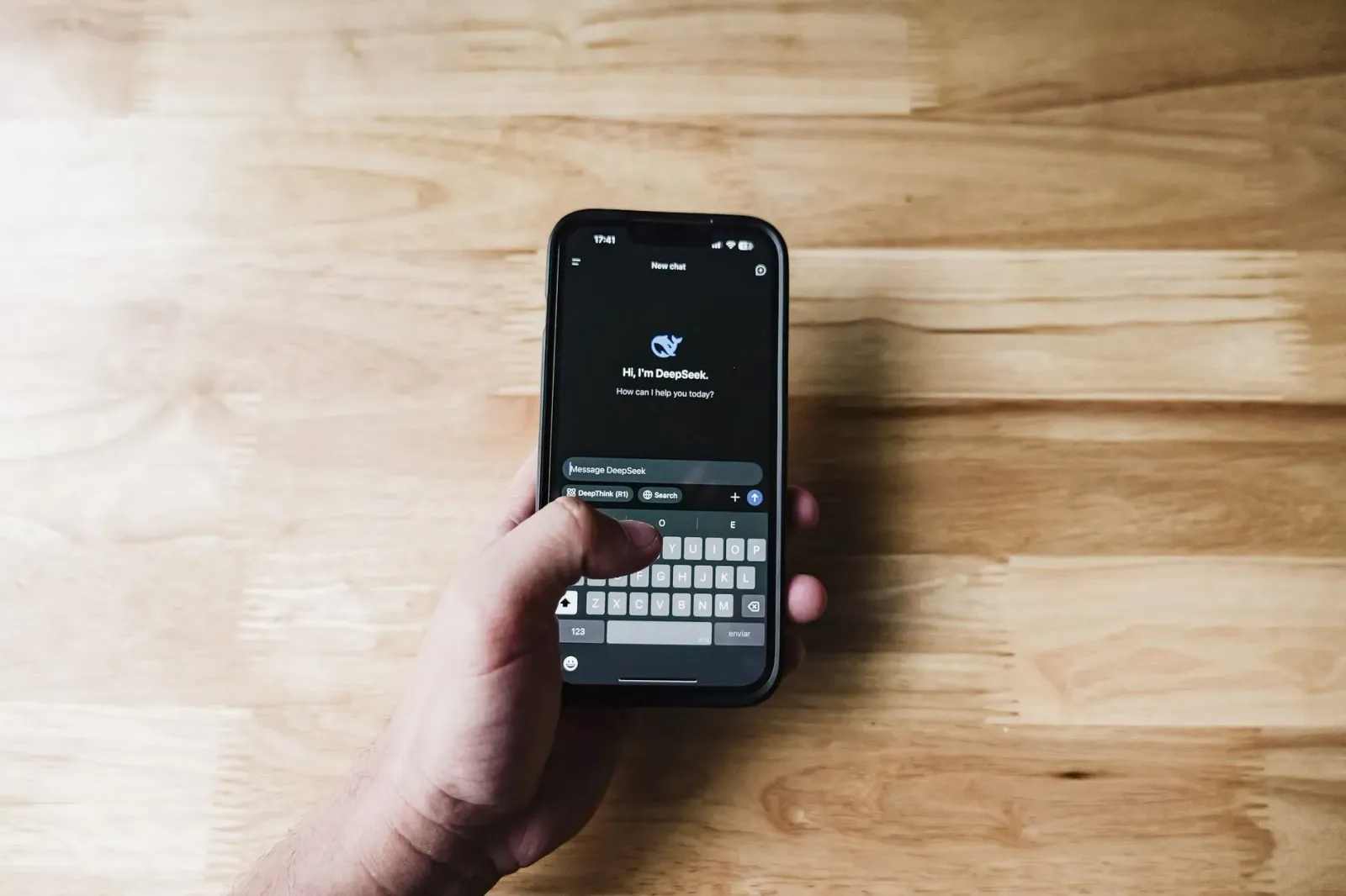 Ema ida uza smartphone ho aplikasaun AI hanesan ChatGPT hodi deside sasan atu sosa iha loja online